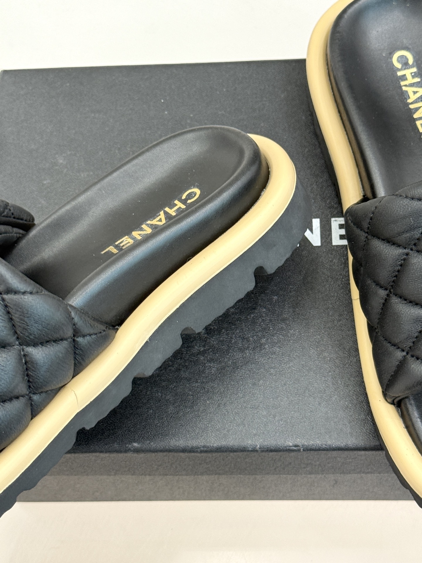 CHANE* ｜小香经典字母魔术贴菱格面包厚底懒人拖鞋懒人必备👏穿了会上瘾的拖鞋巨软巨舒服 让你摆脱一切