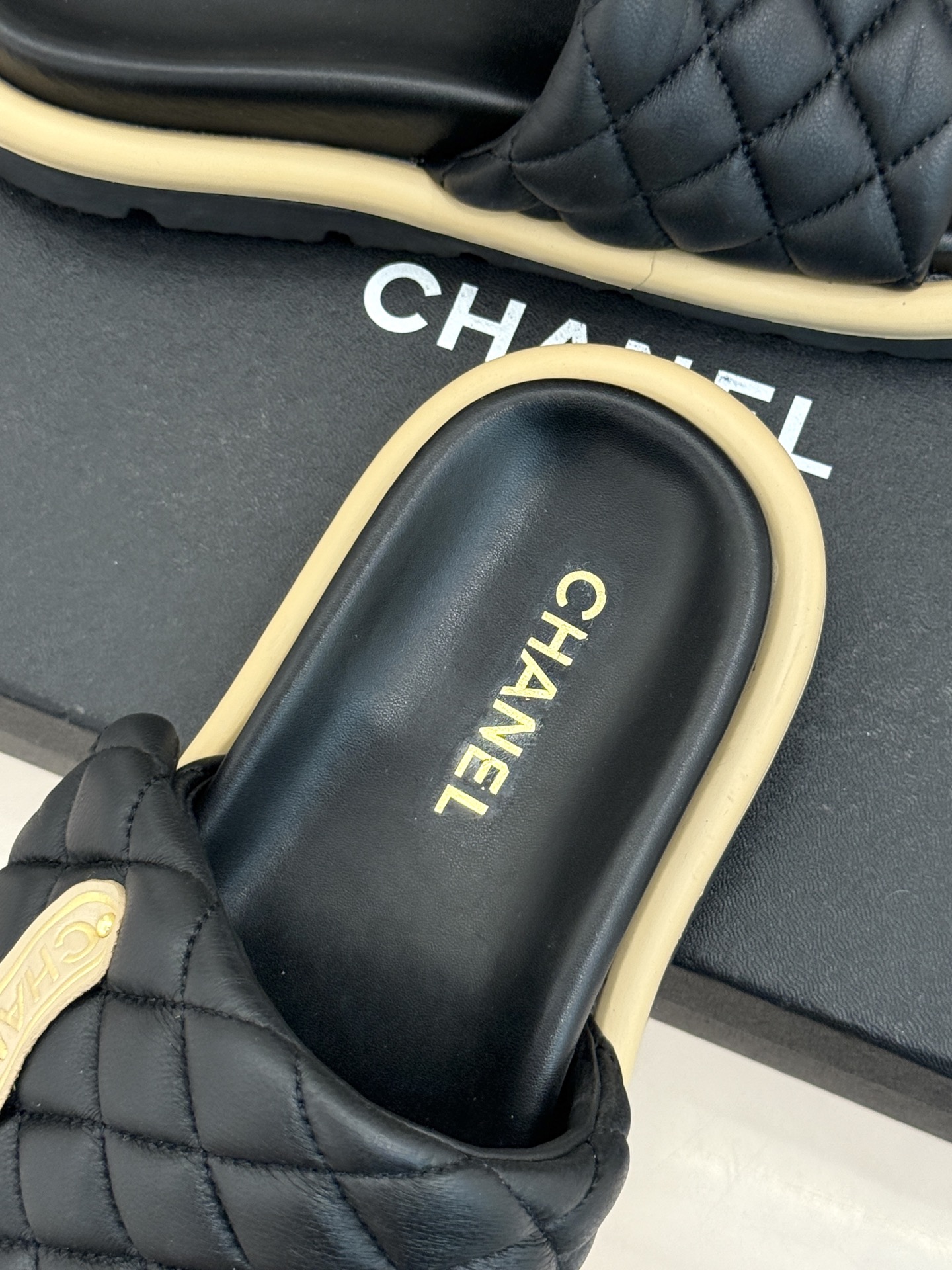 CHANE* ｜小香经典字母魔术贴菱格面包厚底懒人拖鞋懒人必备👏穿了会上瘾的拖鞋巨软巨舒服 让你摆脱一切