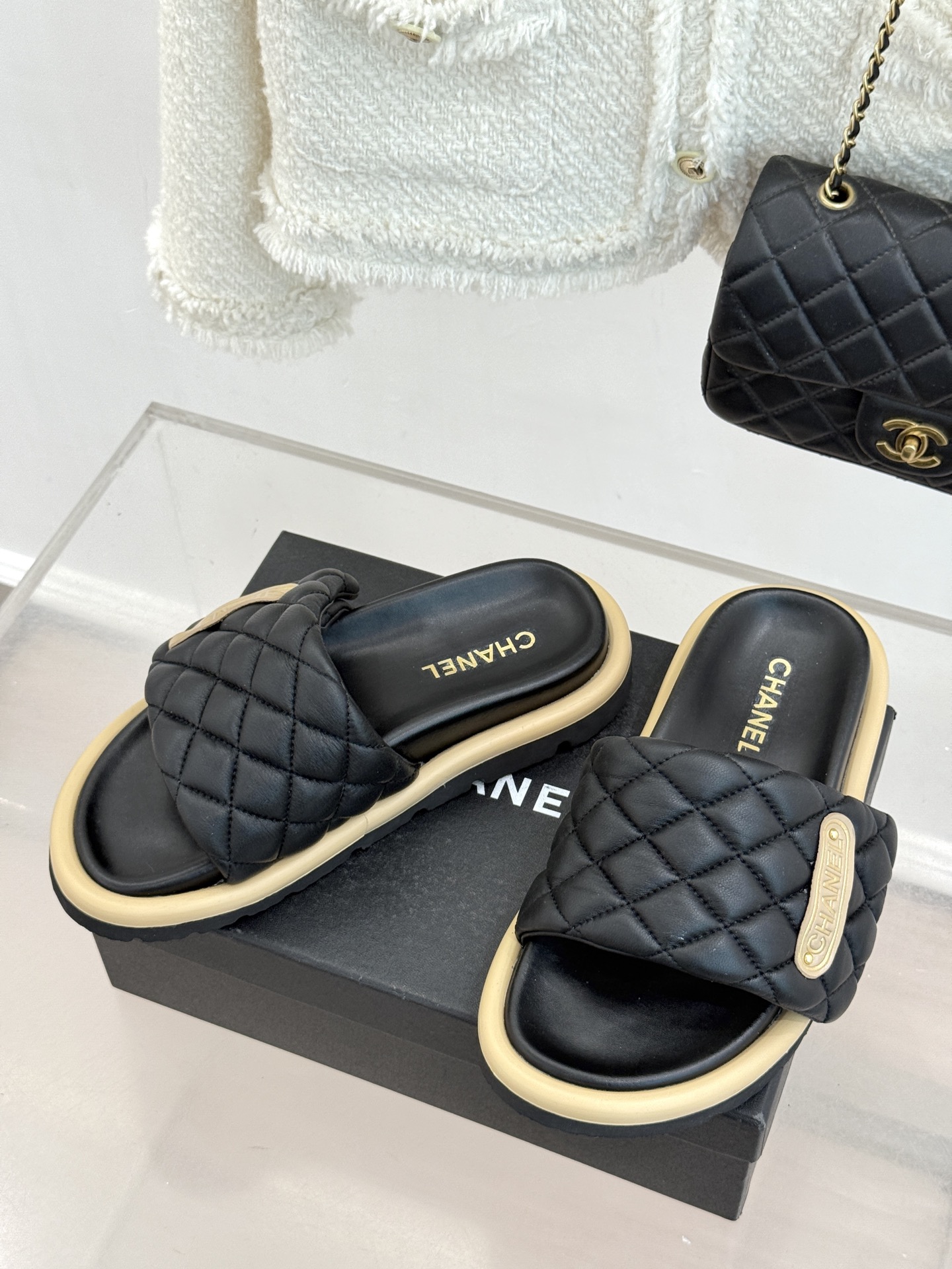 CHANE* ｜小香经典字母魔术贴菱格面包厚底懒人拖鞋懒人必备👏穿了会上瘾的拖鞋巨软巨舒服 让你摆脱一切