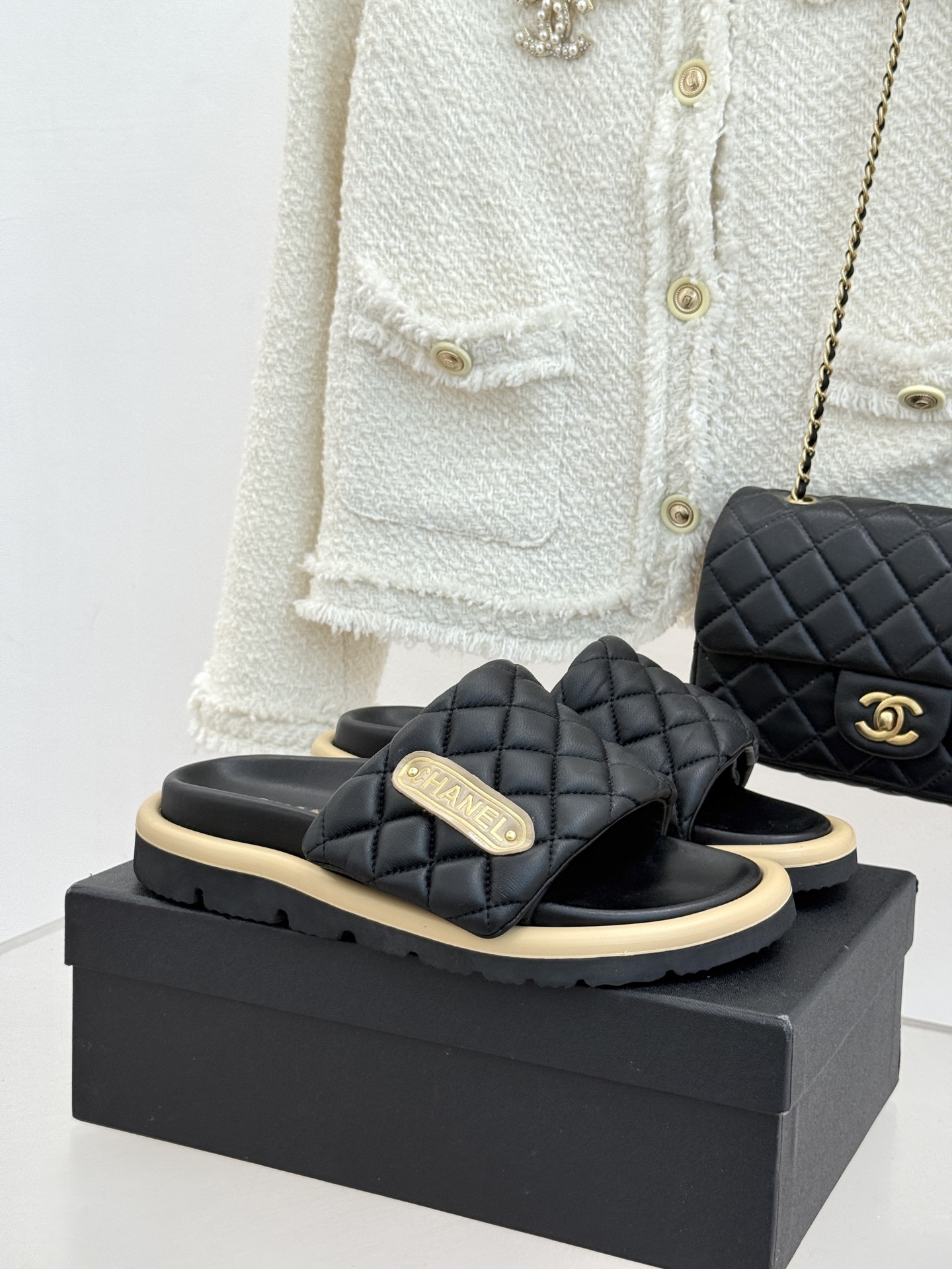 CHANE* ｜小香经典字母魔术贴菱格面包厚底懒人拖鞋懒人必备👏穿了会上瘾的拖鞋巨软巨舒服 让你摆脱一切