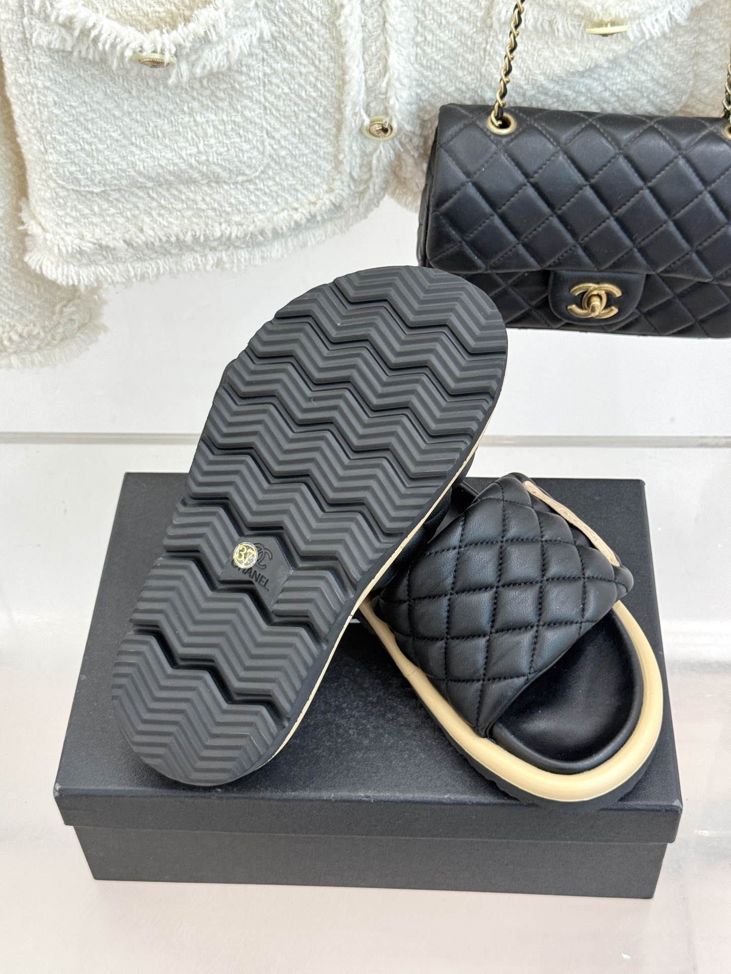 CHANE* ｜小香经典字母魔术贴菱格面包厚底懒人拖鞋懒人必备👏穿了会上瘾的拖鞋巨软巨舒服 让你摆脱一切