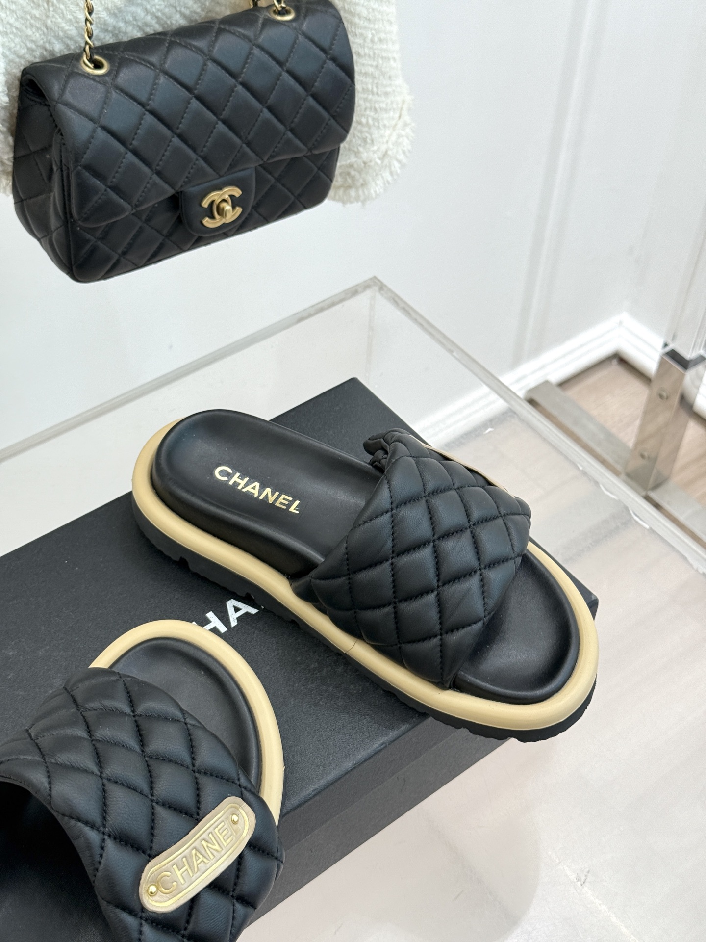 CHANE* ｜小香经典字母魔术贴菱格面包厚底懒人拖鞋懒人必备👏穿了会上瘾的拖鞋巨软巨舒服 让你摆脱一切