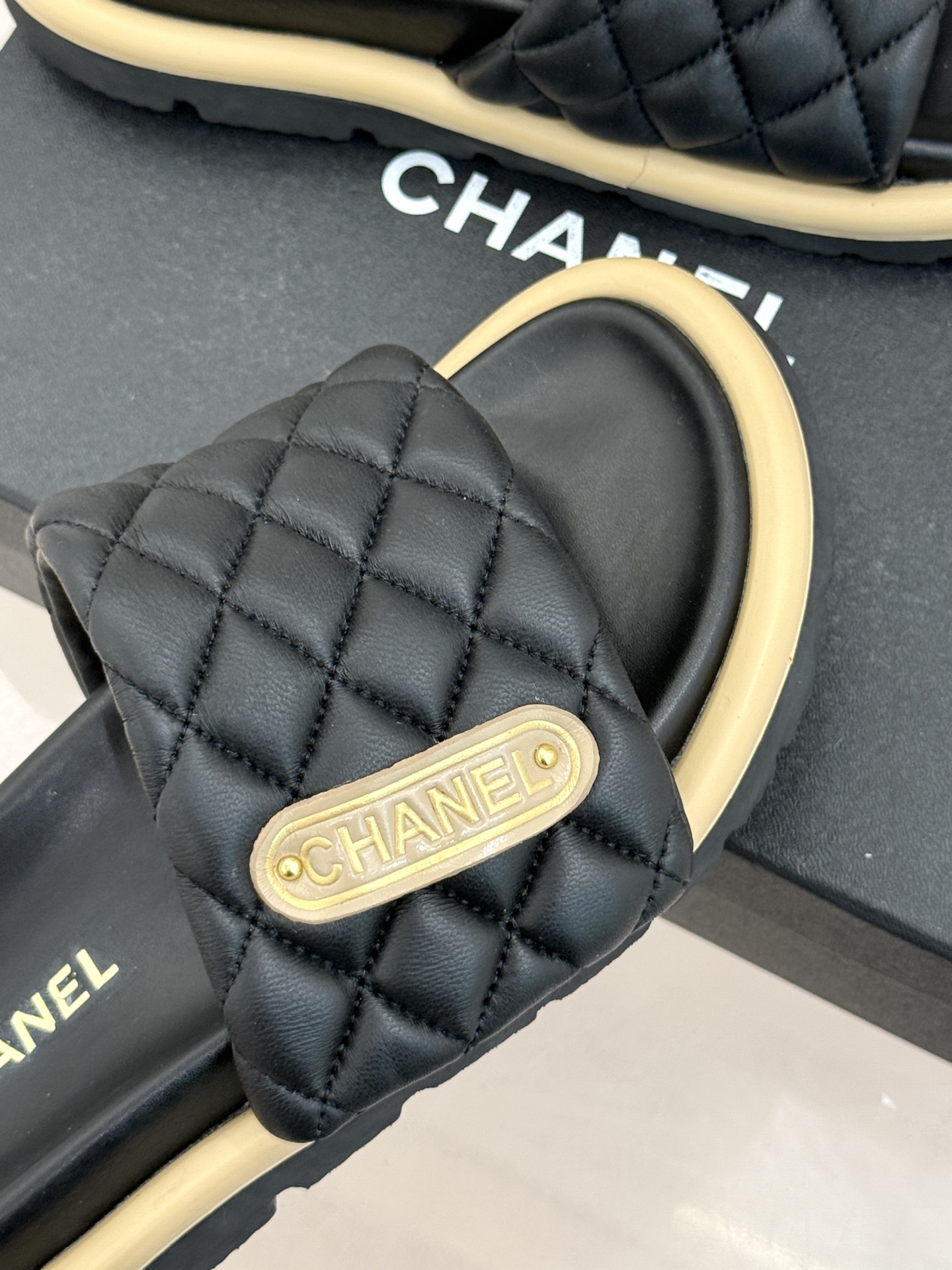 CHANE* ｜小香经典字母魔术贴菱格面包厚底懒人拖鞋懒人必备👏穿了会上瘾的拖鞋巨软巨舒服 让你摆脱一切