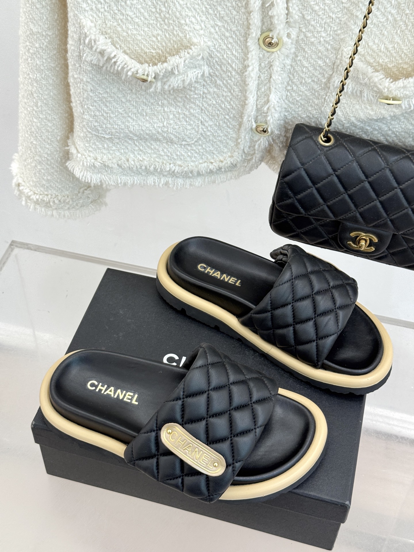 CHANE* ｜小香经典字母魔术贴菱格面包厚底懒人拖鞋懒人必备👏穿了会上瘾的拖鞋巨软巨舒服 让你摆脱一切