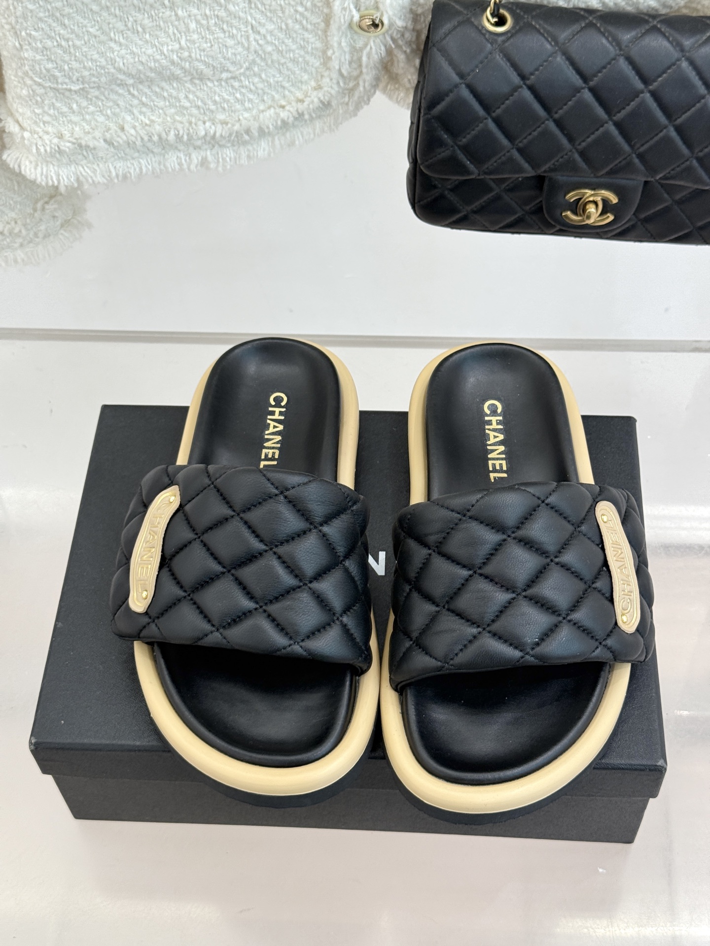 CHANE* ｜小香经典字母魔术贴菱格面包厚底懒人拖鞋懒人必备👏穿了会上瘾的拖鞋巨软巨舒服 让你摆脱一切