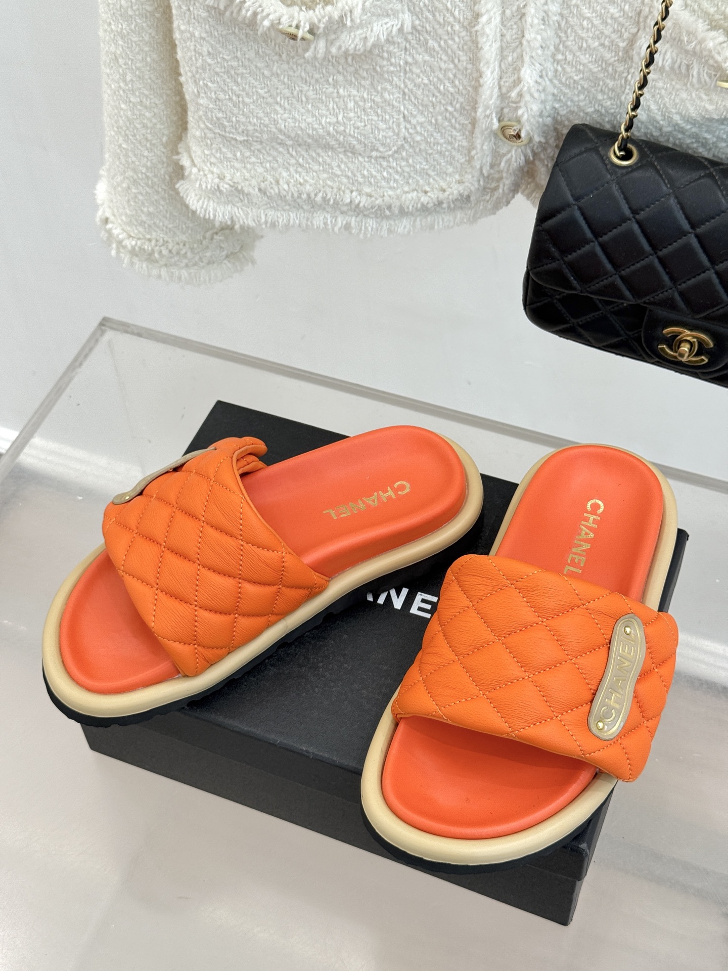 CHANE* ｜小香经典字母魔术贴菱格面包厚底懒人拖鞋懒人必备👏穿了会上瘾的拖鞋巨软巨舒服 让你摆脱一切