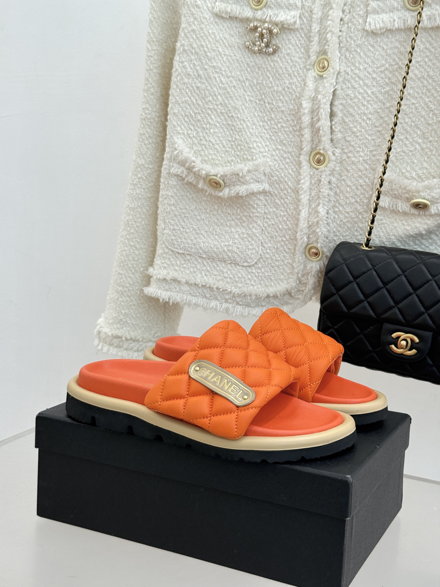 CHANE* ｜小香经典字母魔术贴菱格面包厚底懒人拖鞋懒人必备👏穿了会上瘾的拖鞋巨软巨舒服 让你摆脱一切