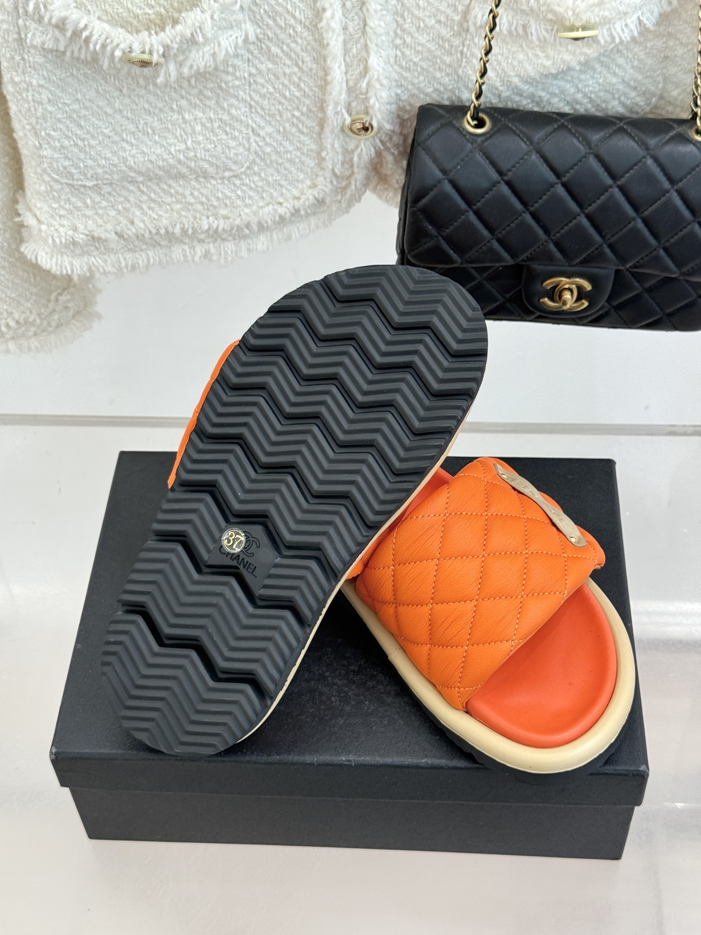 CHANE* ｜小香经典字母魔术贴菱格面包厚底懒人拖鞋懒人必备👏穿了会上瘾的拖鞋巨软巨舒服 让你摆脱一切