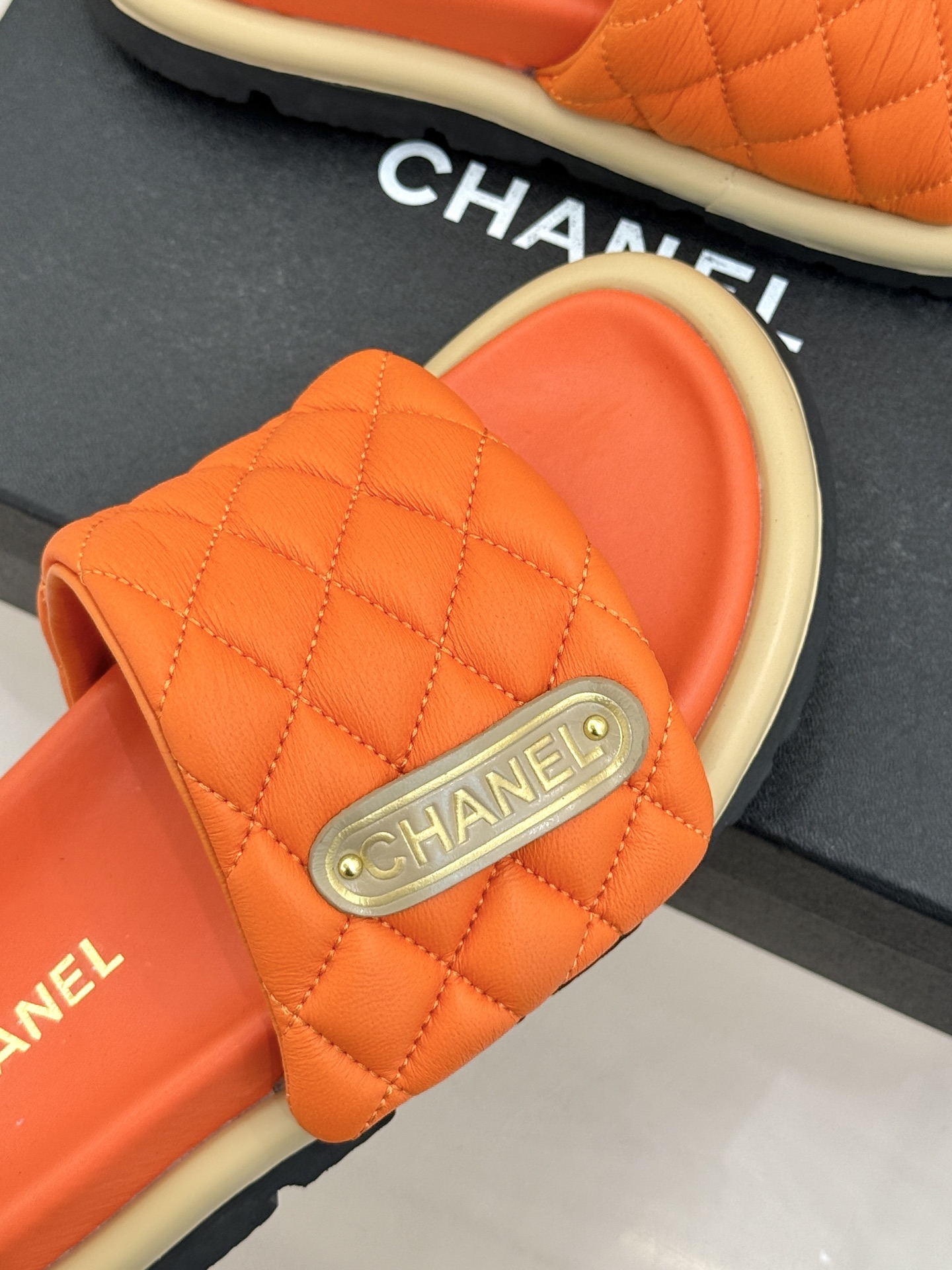 CHANE* ｜小香经典字母魔术贴菱格面包厚底懒人拖鞋懒人必备👏穿了会上瘾的拖鞋巨软巨舒服 让你摆脱一切