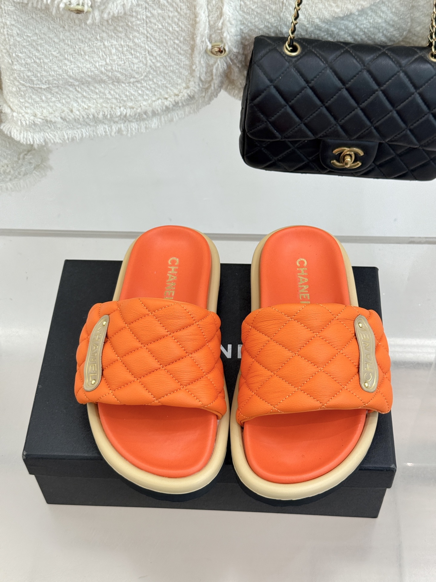 CHANE* ｜小香经典字母魔术贴菱格面包厚底懒人拖鞋懒人必备👏穿了会上瘾的拖鞋巨软巨舒服 让你摆脱一切
