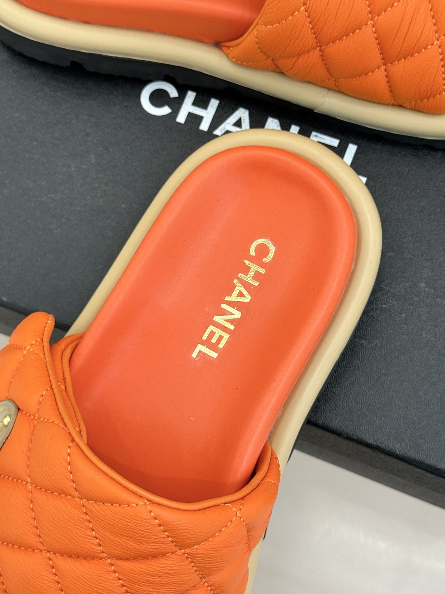 CHANE* ｜小香经典字母魔术贴菱格面包厚底懒人拖鞋懒人必备👏穿了会上瘾的拖鞋巨软巨舒服 让你摆脱一切