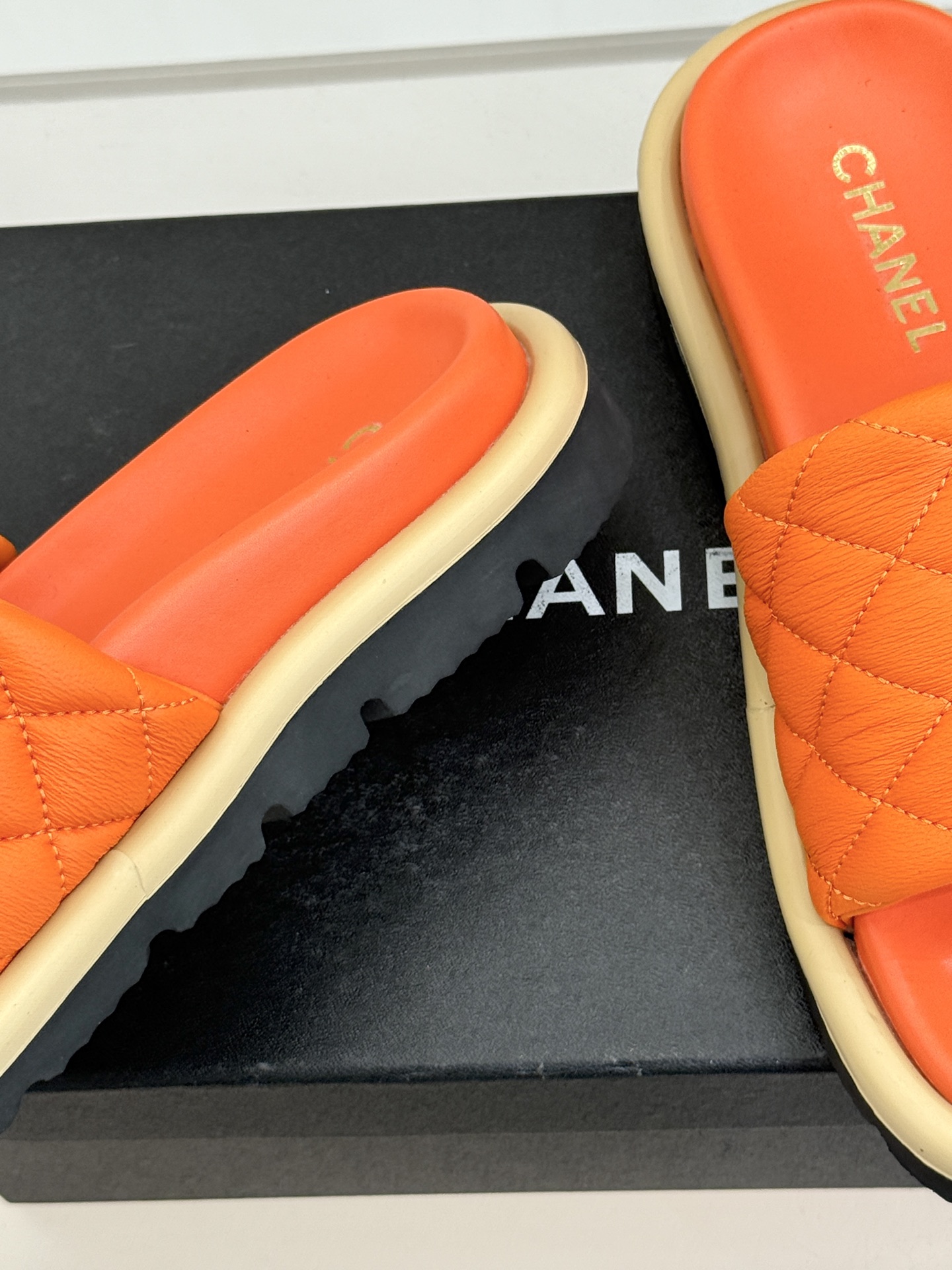 CHANE* ｜小香经典字母魔术贴菱格面包厚底懒人拖鞋懒人必备👏穿了会上瘾的拖鞋巨软巨舒服 让你摆脱一切