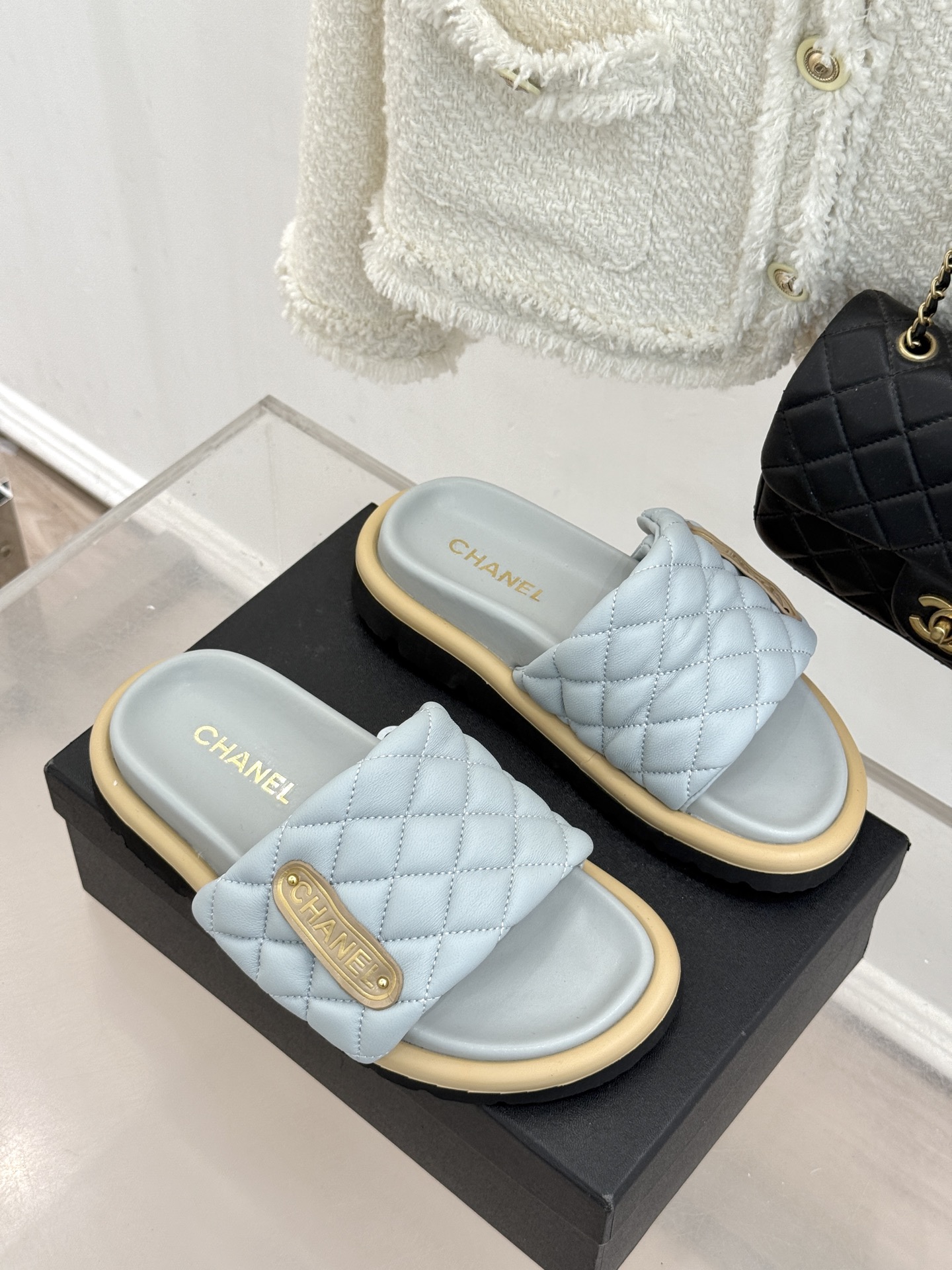 CHANE* ｜小香经典字母魔术贴菱格面包厚底懒人拖鞋懒人必备👏穿了会上瘾的拖鞋巨软巨舒服 让你摆脱一切