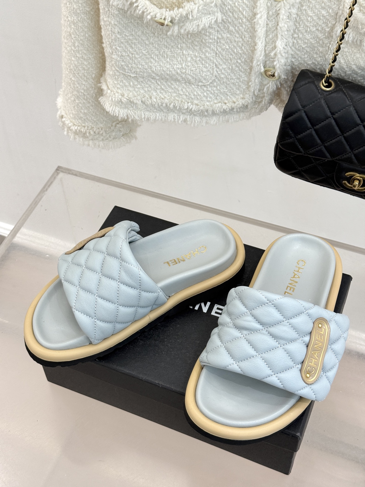 CHANE* ｜小香经典字母魔术贴菱格面包厚底懒人拖鞋懒人必备👏穿了会上瘾的拖鞋巨软巨舒服 让你摆脱一切