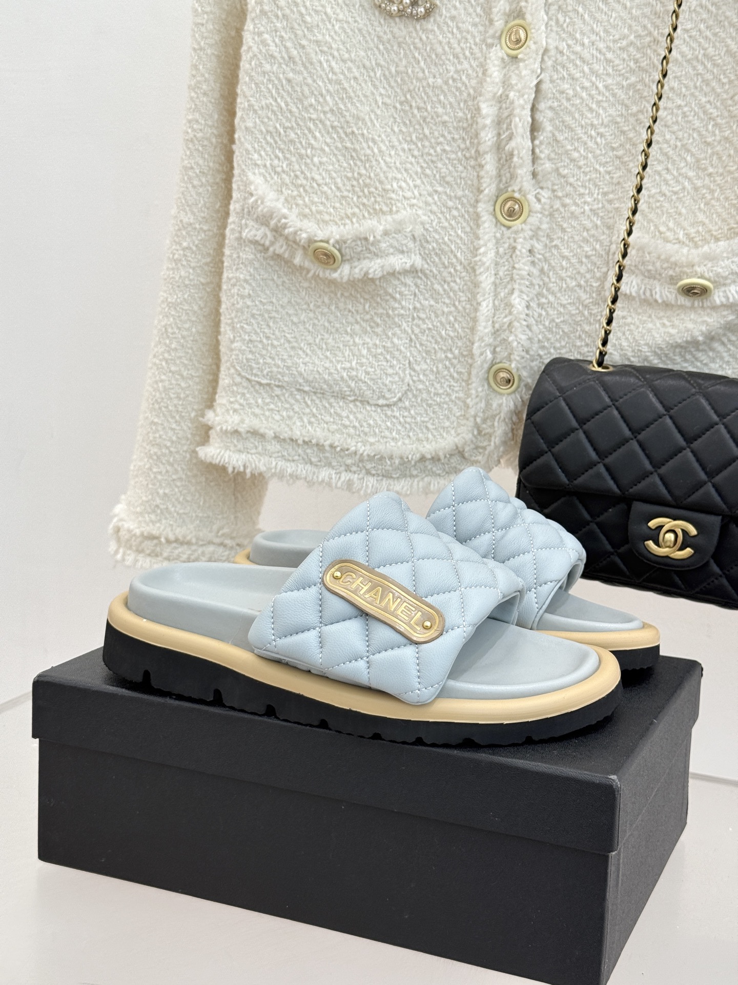 CHANE* ｜小香经典字母魔术贴菱格面包厚底懒人拖鞋懒人必备👏穿了会上瘾的拖鞋巨软巨舒服 让你摆脱一切