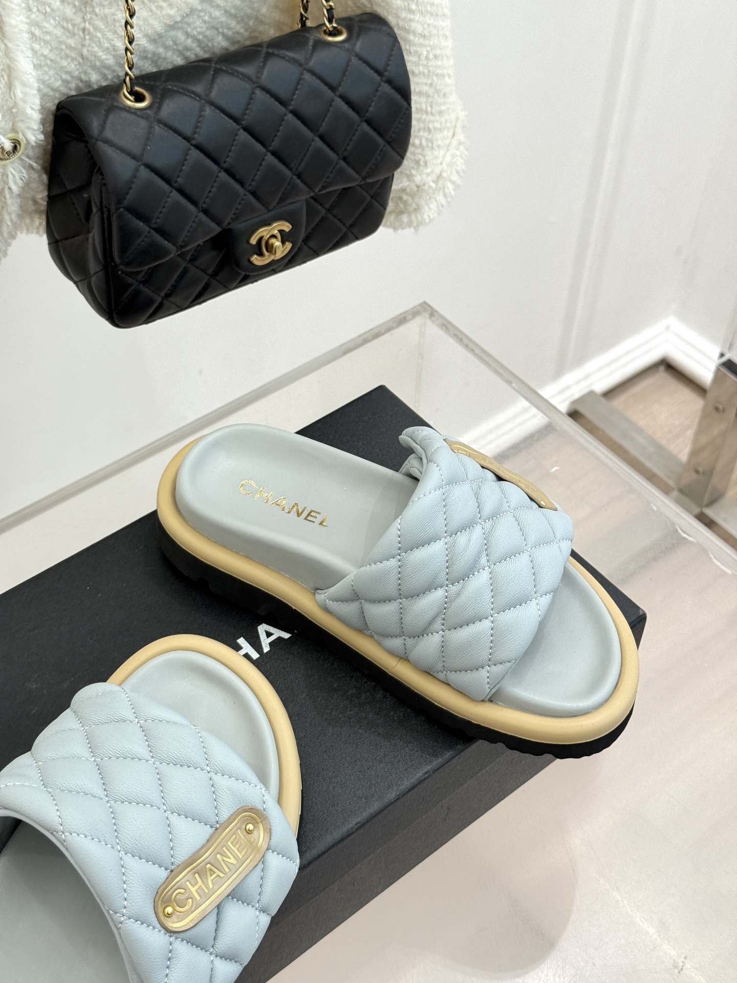 CHANE* ｜小香经典字母魔术贴菱格面包厚底懒人拖鞋懒人必备👏穿了会上瘾的拖鞋巨软巨舒服 让你摆脱一切