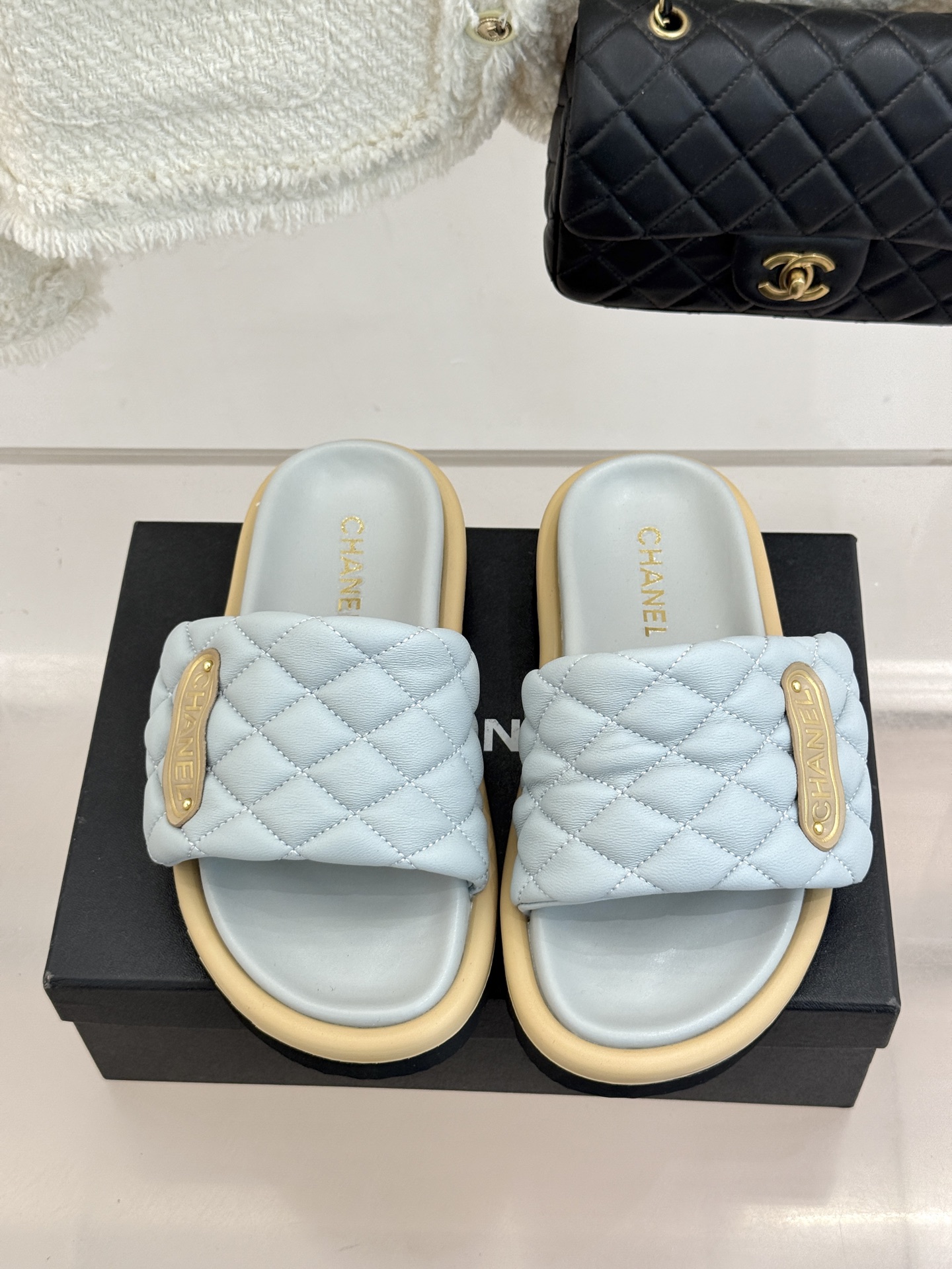 CHANE* ｜小香经典字母魔术贴菱格面包厚底懒人拖鞋懒人必备👏穿了会上瘾的拖鞋巨软巨舒服 让你摆脱一切