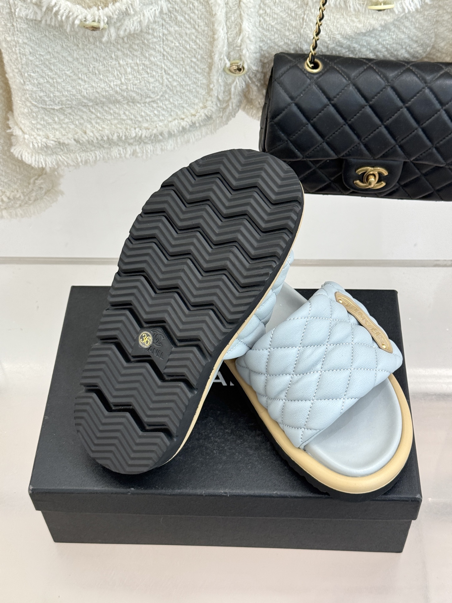 CHANE* ｜小香经典字母魔术贴菱格面包厚底懒人拖鞋懒人必备👏穿了会上瘾的拖鞋巨软巨舒服 让你摆脱一切