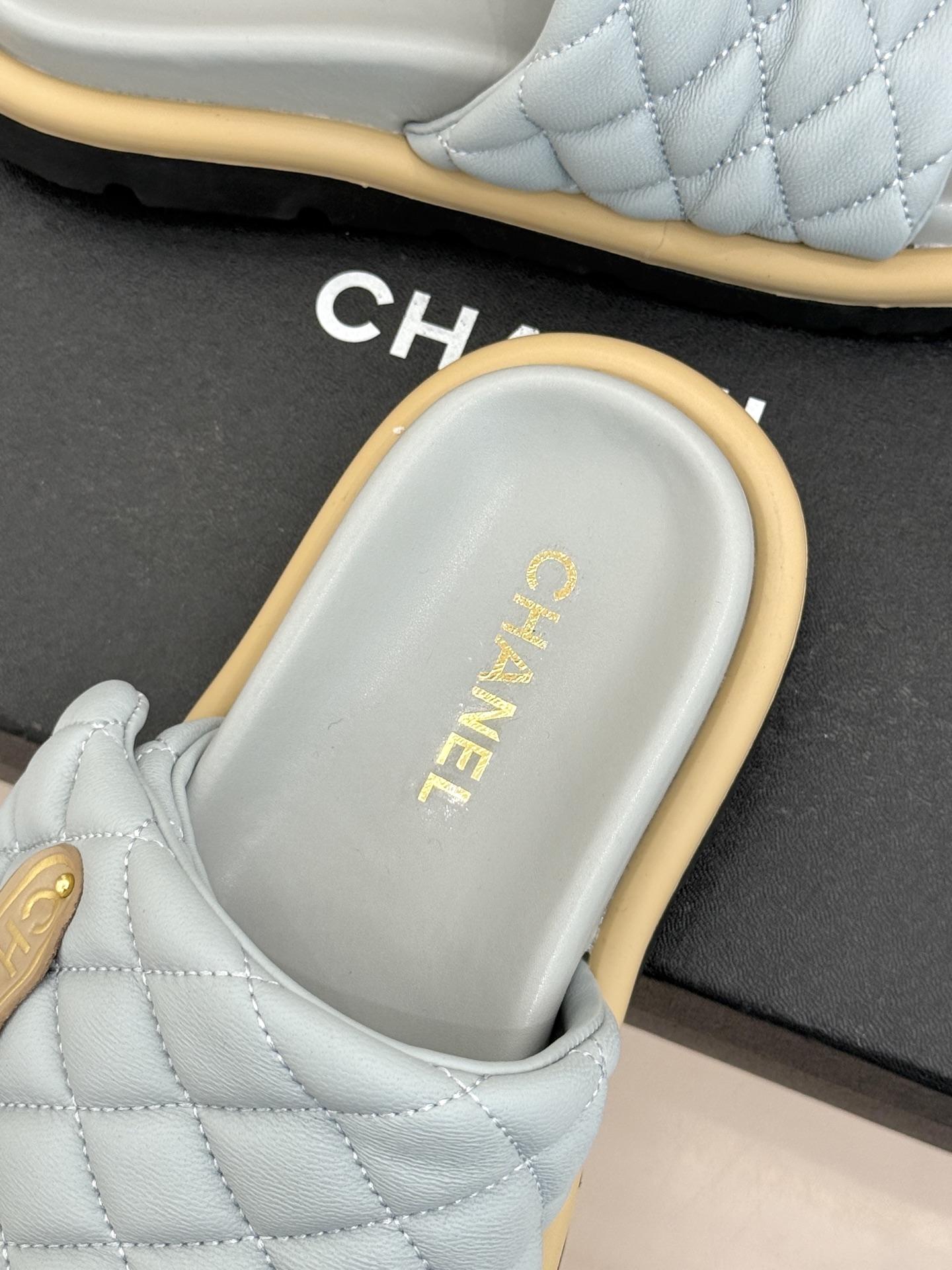 CHANE* ｜小香经典字母魔术贴菱格面包厚底懒人拖鞋懒人必备👏穿了会上瘾的拖鞋巨软巨舒服 让你摆脱一切