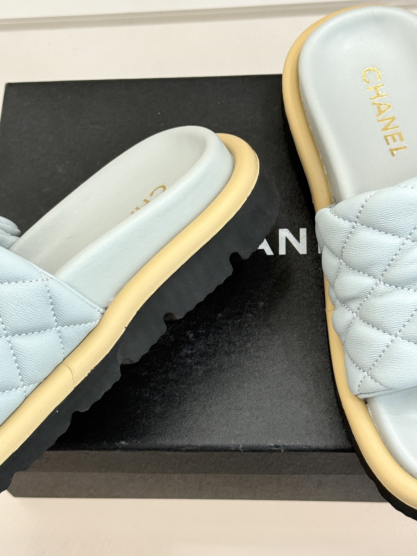 CHANE* ｜小香经典字母魔术贴菱格面包厚底懒人拖鞋懒人必备👏穿了会上瘾的拖鞋巨软巨舒服 让你摆脱一切