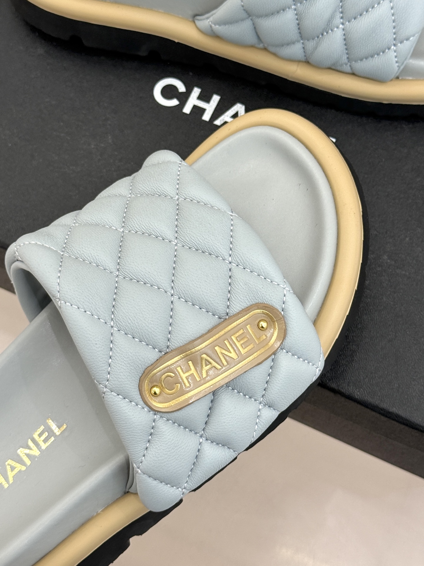 CHANE* ｜小香经典字母魔术贴菱格面包厚底懒人拖鞋懒人必备👏穿了会上瘾的拖鞋巨软巨舒服 让你摆脱一切