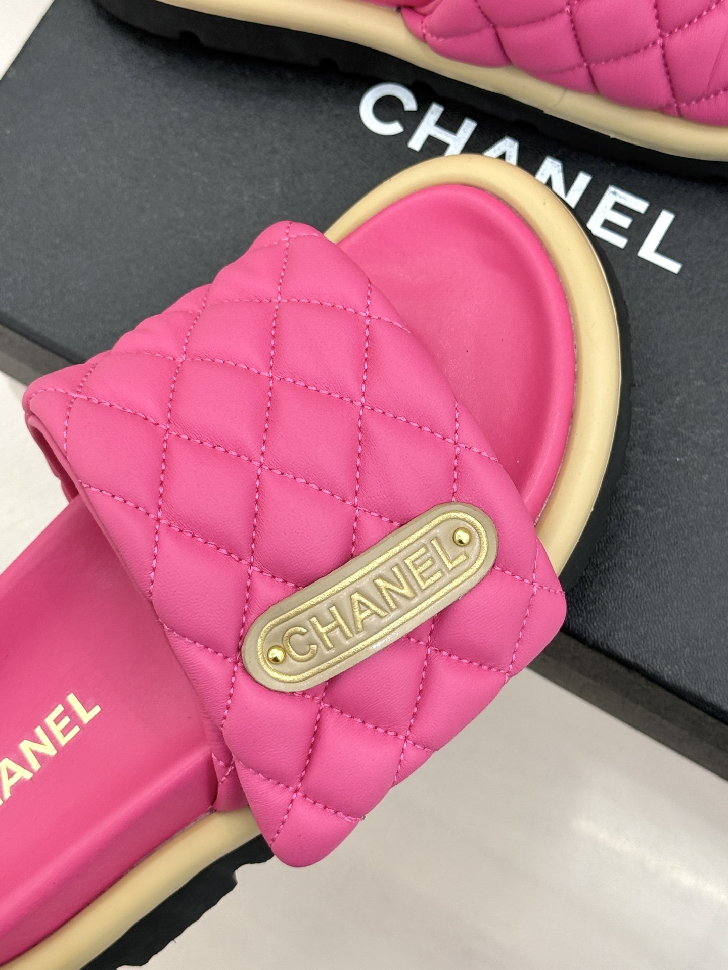 CHANE* ｜小香经典字母魔术贴菱格面包厚底懒人拖鞋懒人必备👏穿了会上瘾的拖鞋巨软巨舒服 让你摆脱一切