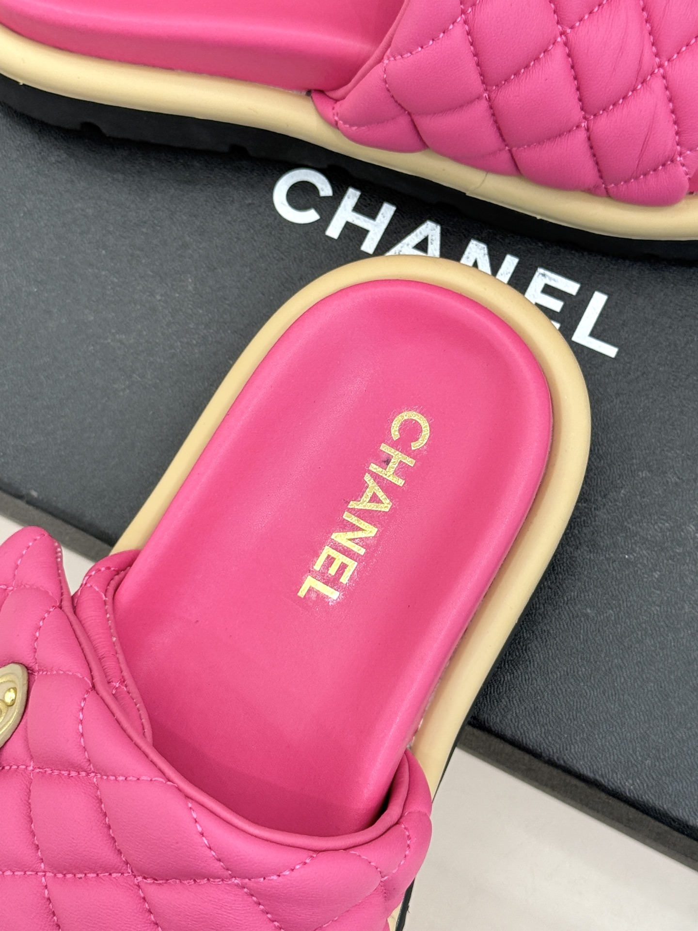 CHANE* ｜小香经典字母魔术贴菱格面包厚底懒人拖鞋懒人必备👏穿了会上瘾的拖鞋巨软巨舒服 让你摆脱一切