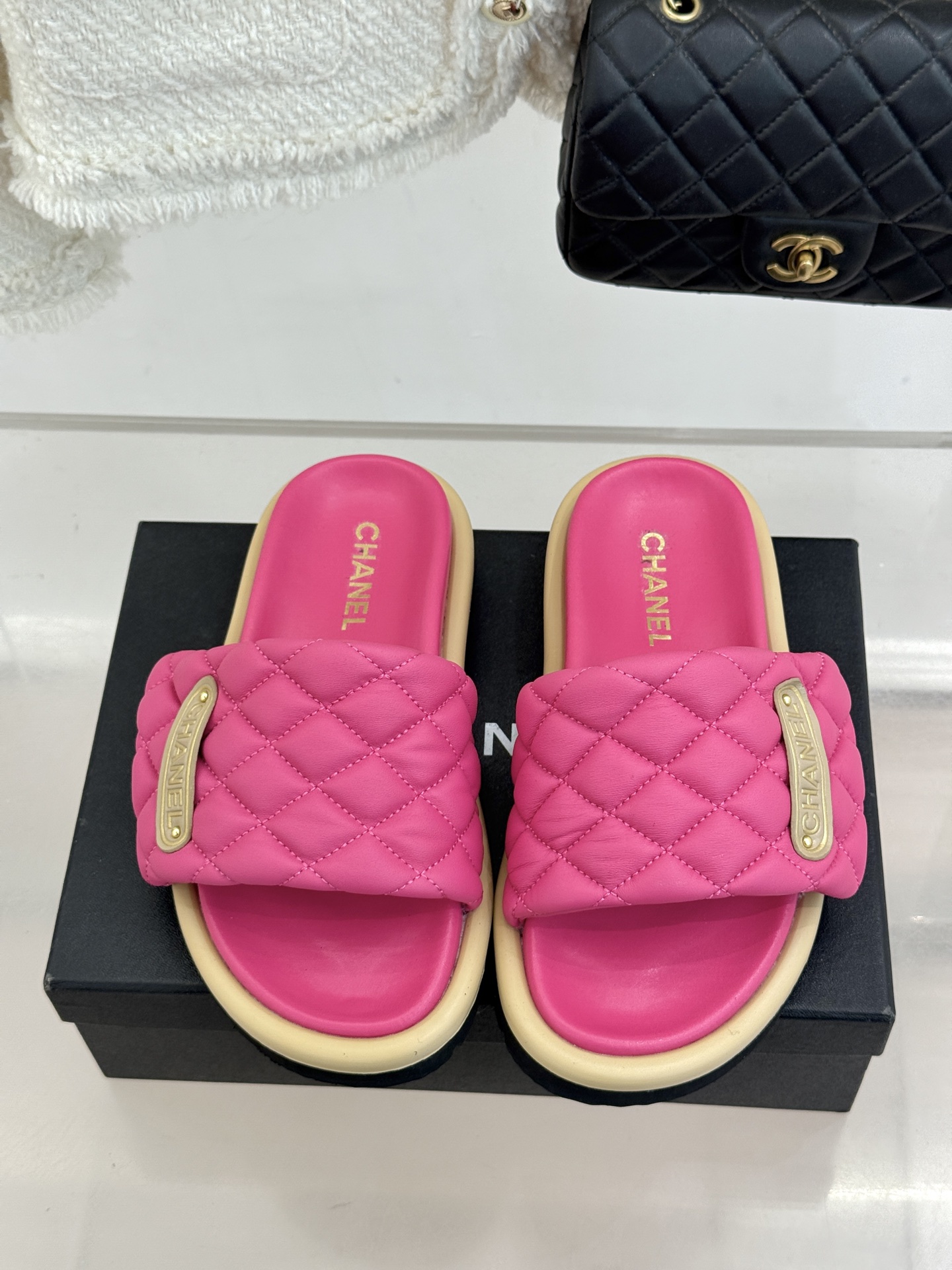 CHANE* ｜小香经典字母魔术贴菱格面包厚底懒人拖鞋懒人必备👏穿了会上瘾的拖鞋巨软巨舒服 让你摆脱一切