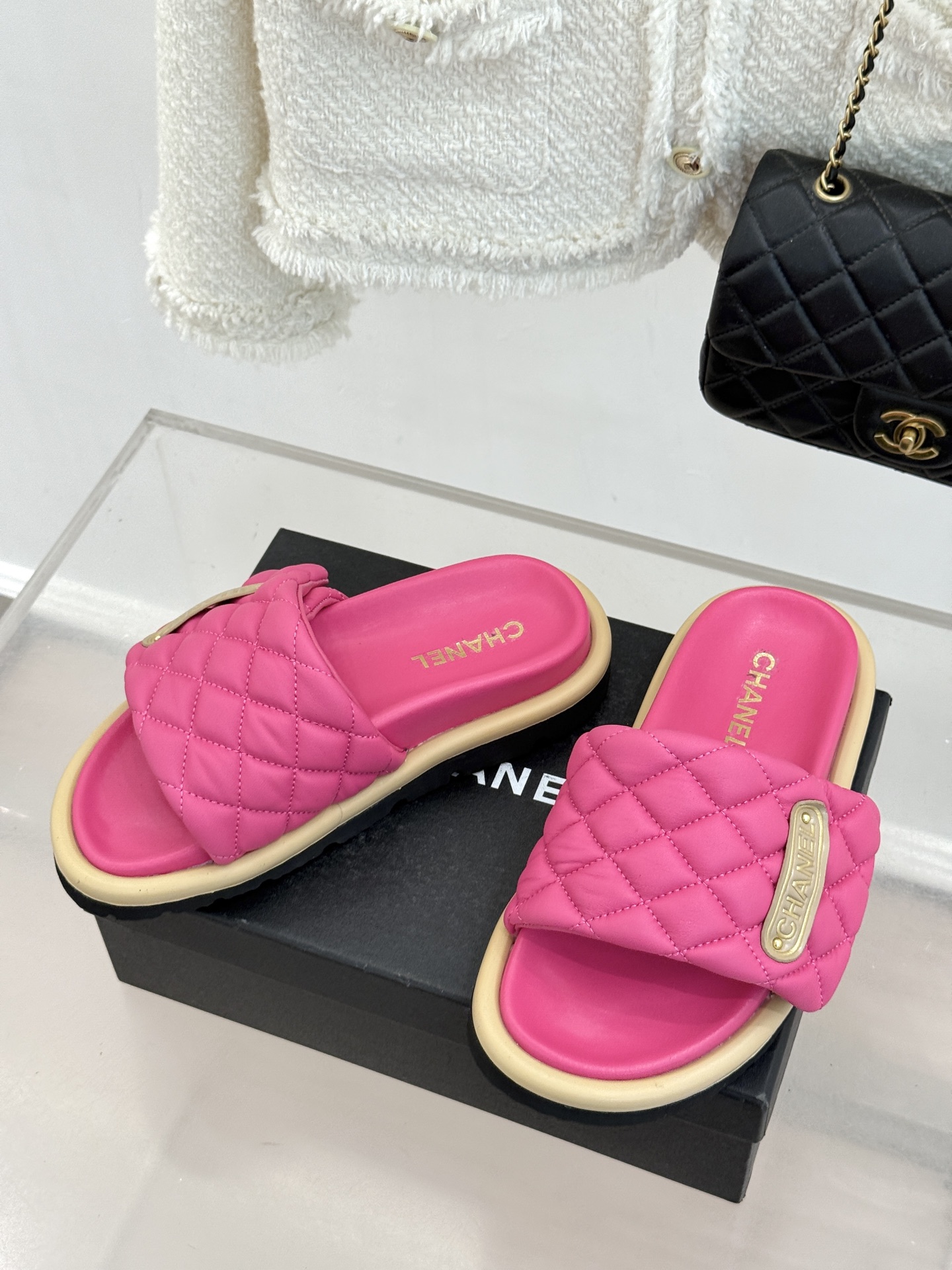 CHANE* ｜小香经典字母魔术贴菱格面包厚底懒人拖鞋懒人必备👏穿了会上瘾的拖鞋巨软巨舒服 让你摆脱一切