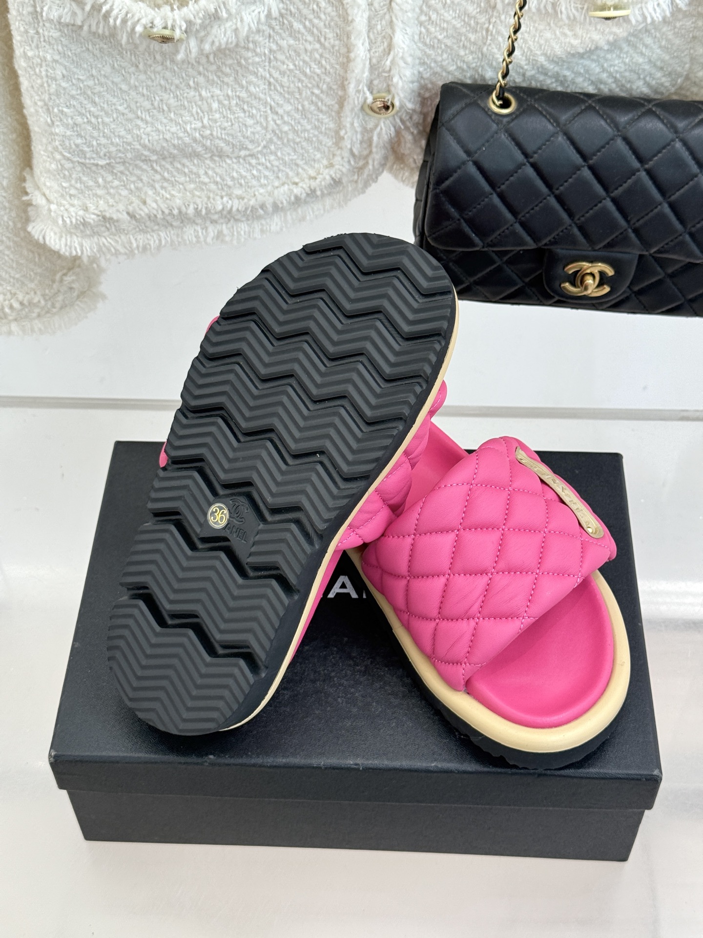 CHANE* ｜小香经典字母魔术贴菱格面包厚底懒人拖鞋懒人必备👏穿了会上瘾的拖鞋巨软巨舒服 让你摆脱一切