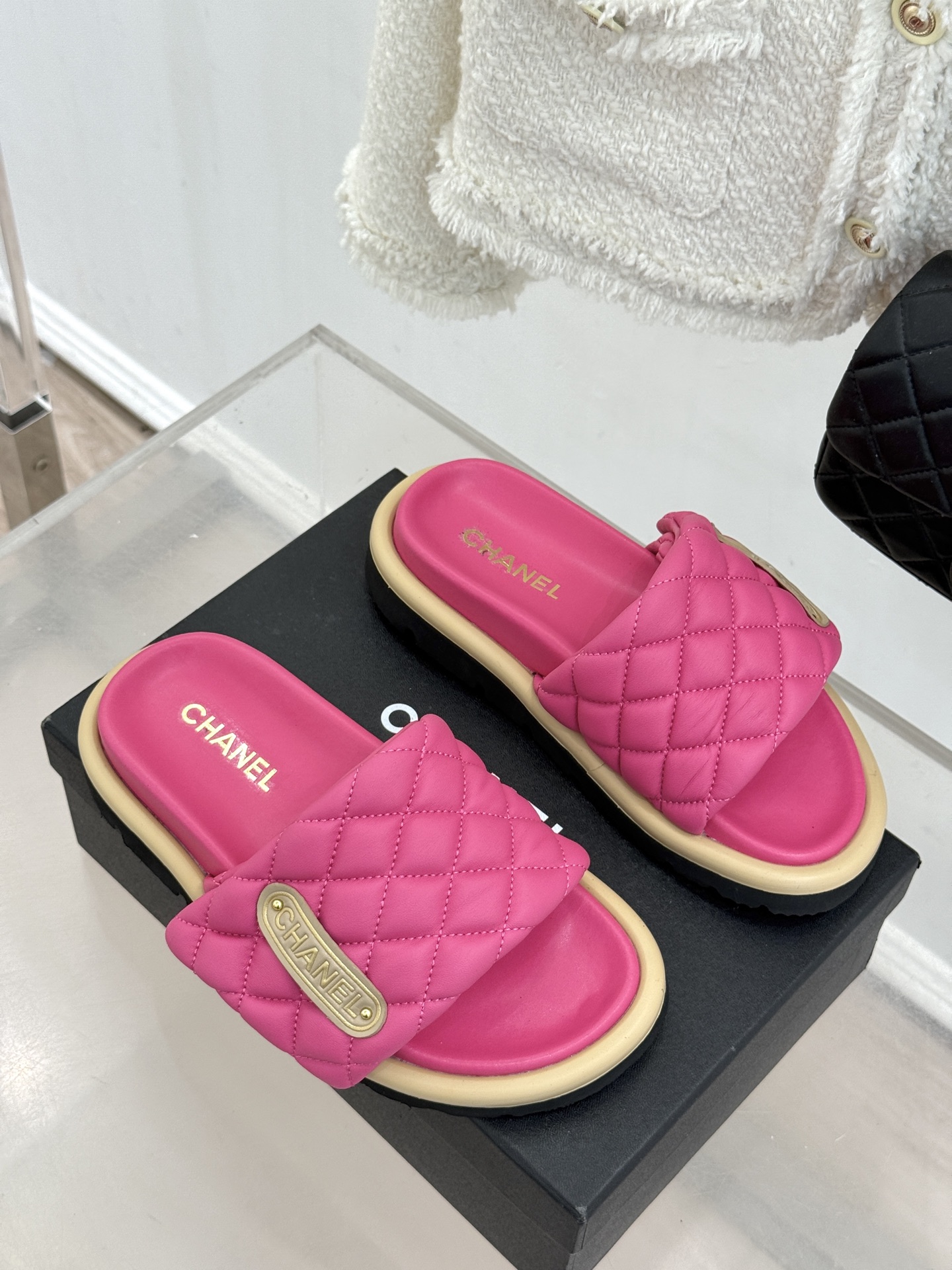 CHANE* ｜小香经典字母魔术贴菱格面包厚底懒人拖鞋懒人必备👏穿了会上瘾的拖鞋巨软巨舒服 让你摆脱一切