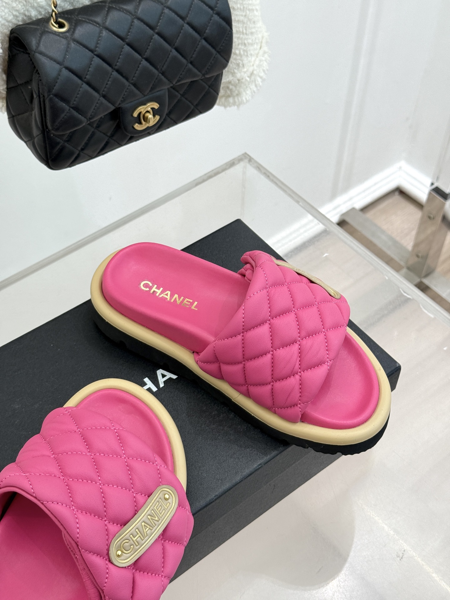 CHANE* ｜小香经典字母魔术贴菱格面包厚底懒人拖鞋懒人必备👏穿了会上瘾的拖鞋巨软巨舒服 让你摆脱一切