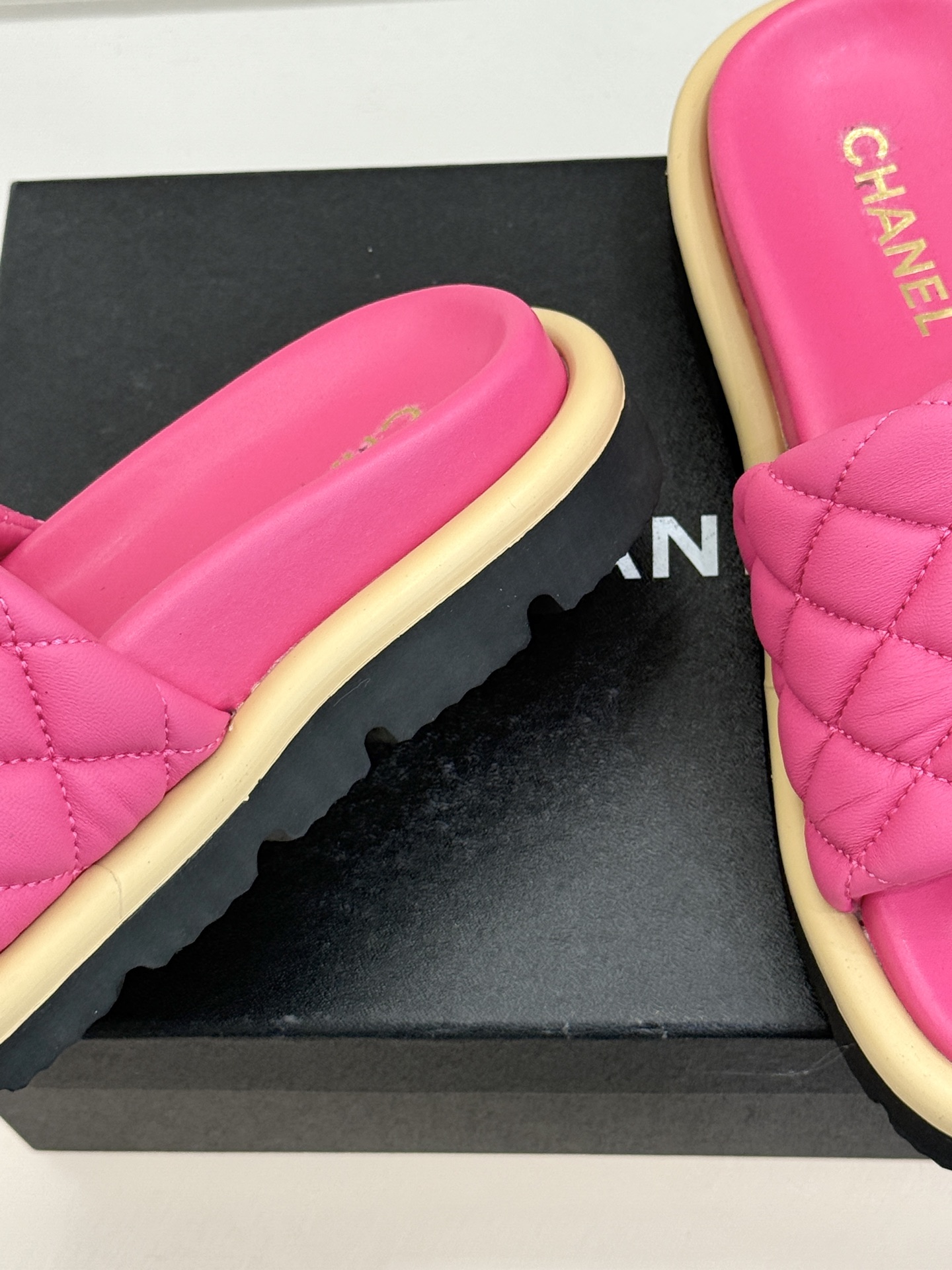 CHANE* ｜小香经典字母魔术贴菱格面包厚底懒人拖鞋懒人必备👏穿了会上瘾的拖鞋巨软巨舒服 让你摆脱一切
