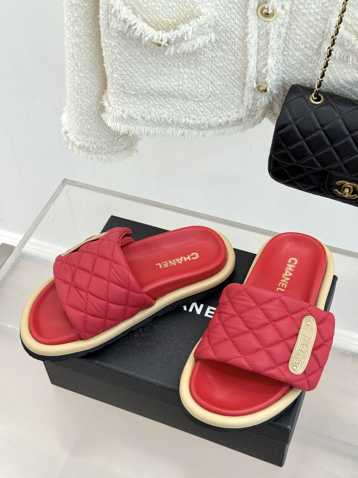 CHANE* ｜小香经典字母魔术贴菱格面包厚底懒人拖鞋懒人必备👏穿了会上瘾的拖鞋巨软巨舒服 让你摆脱一切