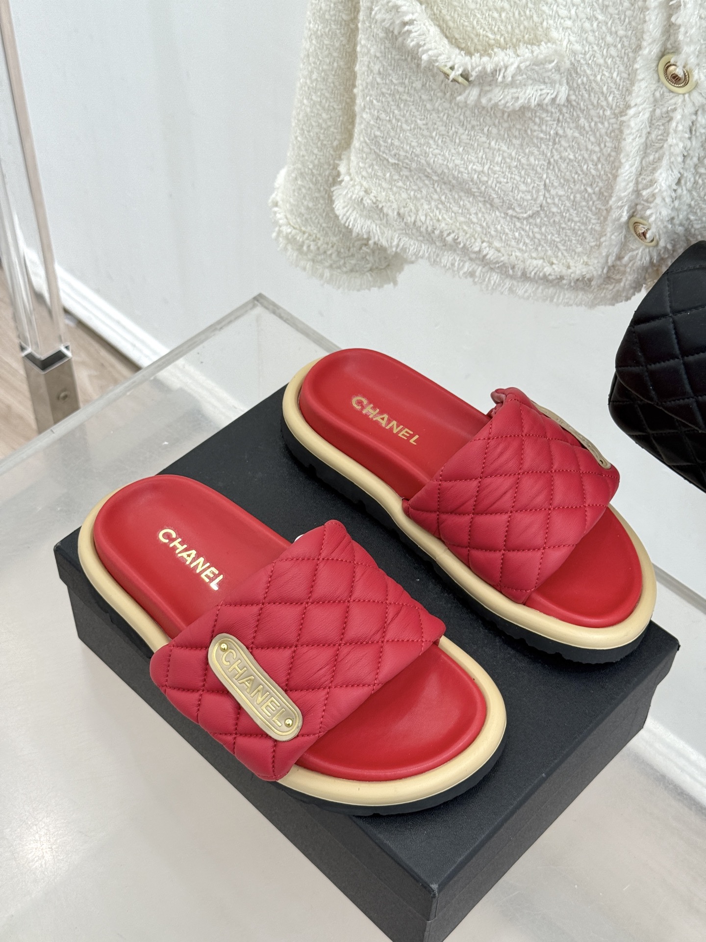 CHANE* ｜小香经典字母魔术贴菱格面包厚底懒人拖鞋懒人必备👏穿了会上瘾的拖鞋巨软巨舒服 让你摆脱一切