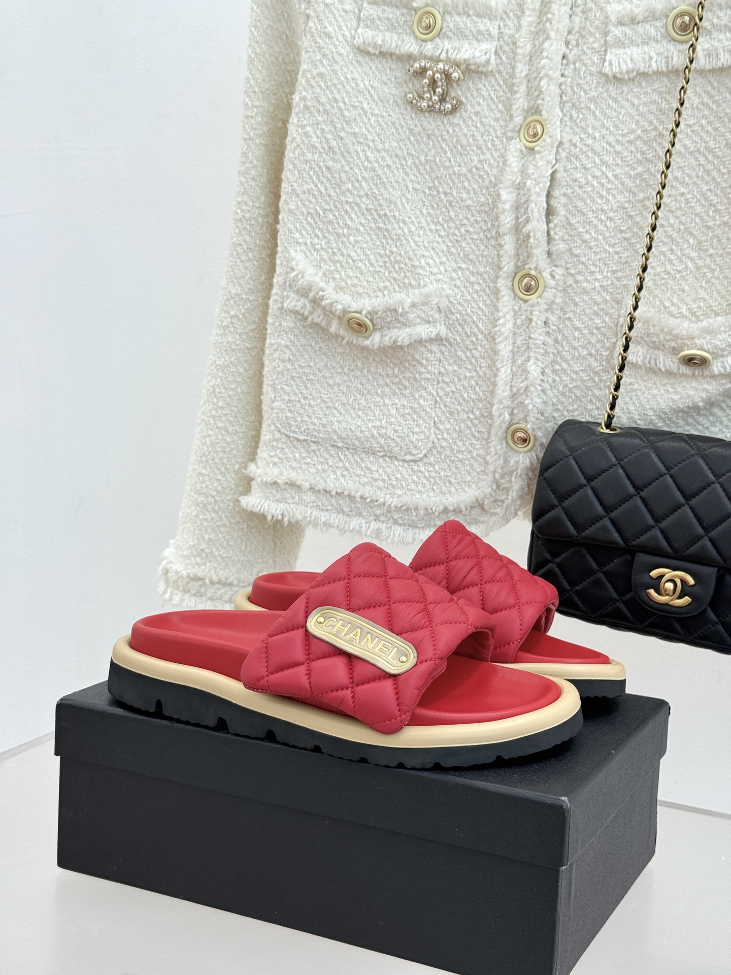 CHANE* ｜小香经典字母魔术贴菱格面包厚底懒人拖鞋懒人必备👏穿了会上瘾的拖鞋巨软巨舒服 让你摆脱一切