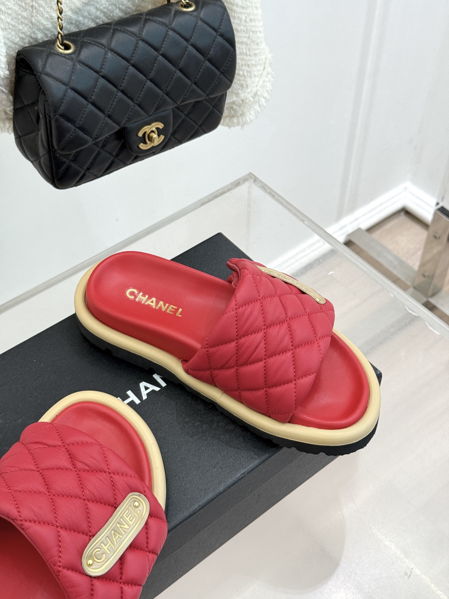 CHANE* ｜小香经典字母魔术贴菱格面包厚底懒人拖鞋懒人必备👏穿了会上瘾的拖鞋巨软巨舒服 让你摆脱一切