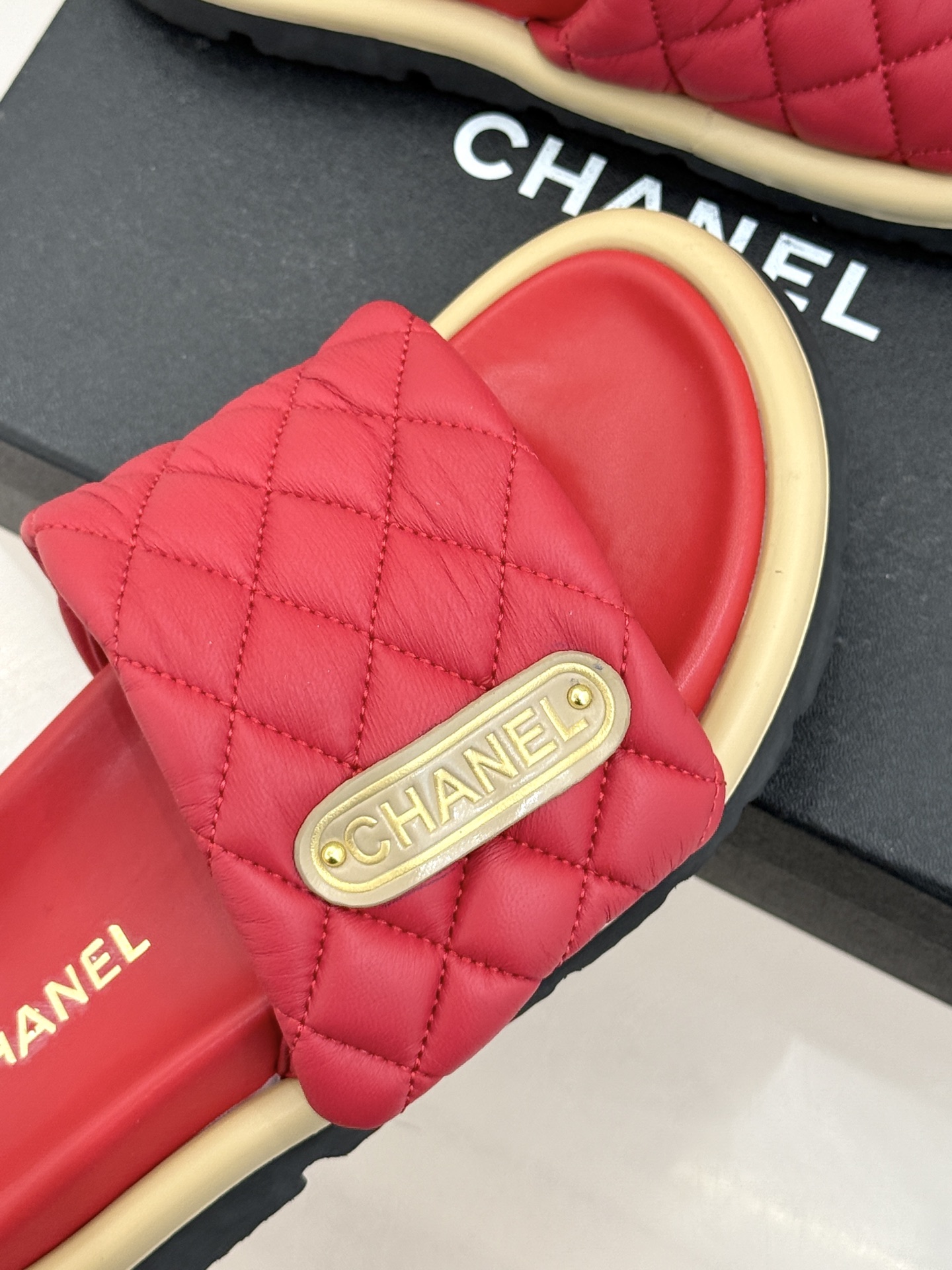 CHANE* ｜小香经典字母魔术贴菱格面包厚底懒人拖鞋懒人必备👏穿了会上瘾的拖鞋巨软巨舒服 让你摆脱一切