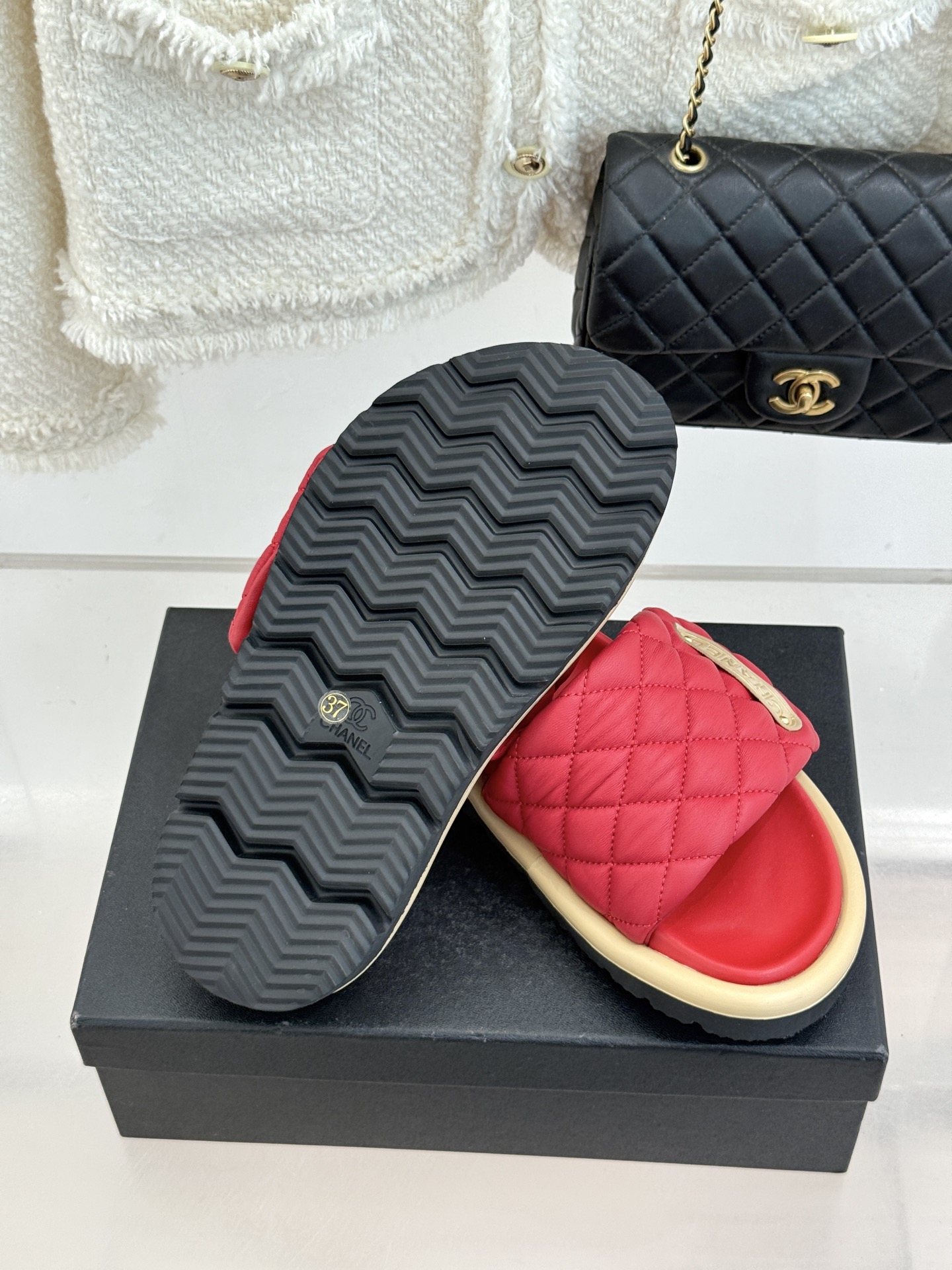 CHANE* ｜小香经典字母魔术贴菱格面包厚底懒人拖鞋懒人必备👏穿了会上瘾的拖鞋巨软巨舒服 让你摆脱一切