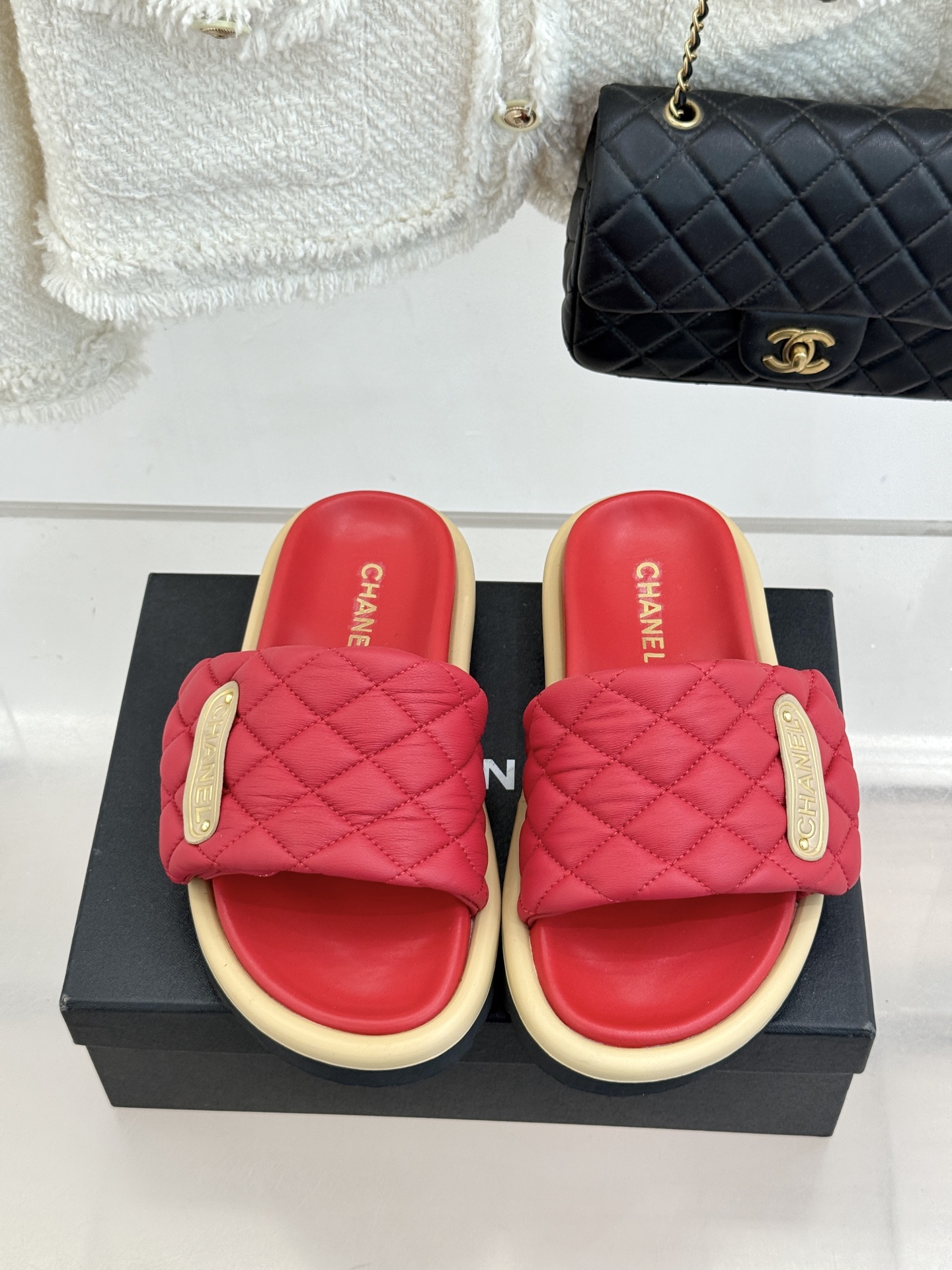 CHANE* ｜小香经典字母魔术贴菱格面包厚底懒人拖鞋懒人必备👏穿了会上瘾的拖鞋巨软巨舒服 让你摆脱一切