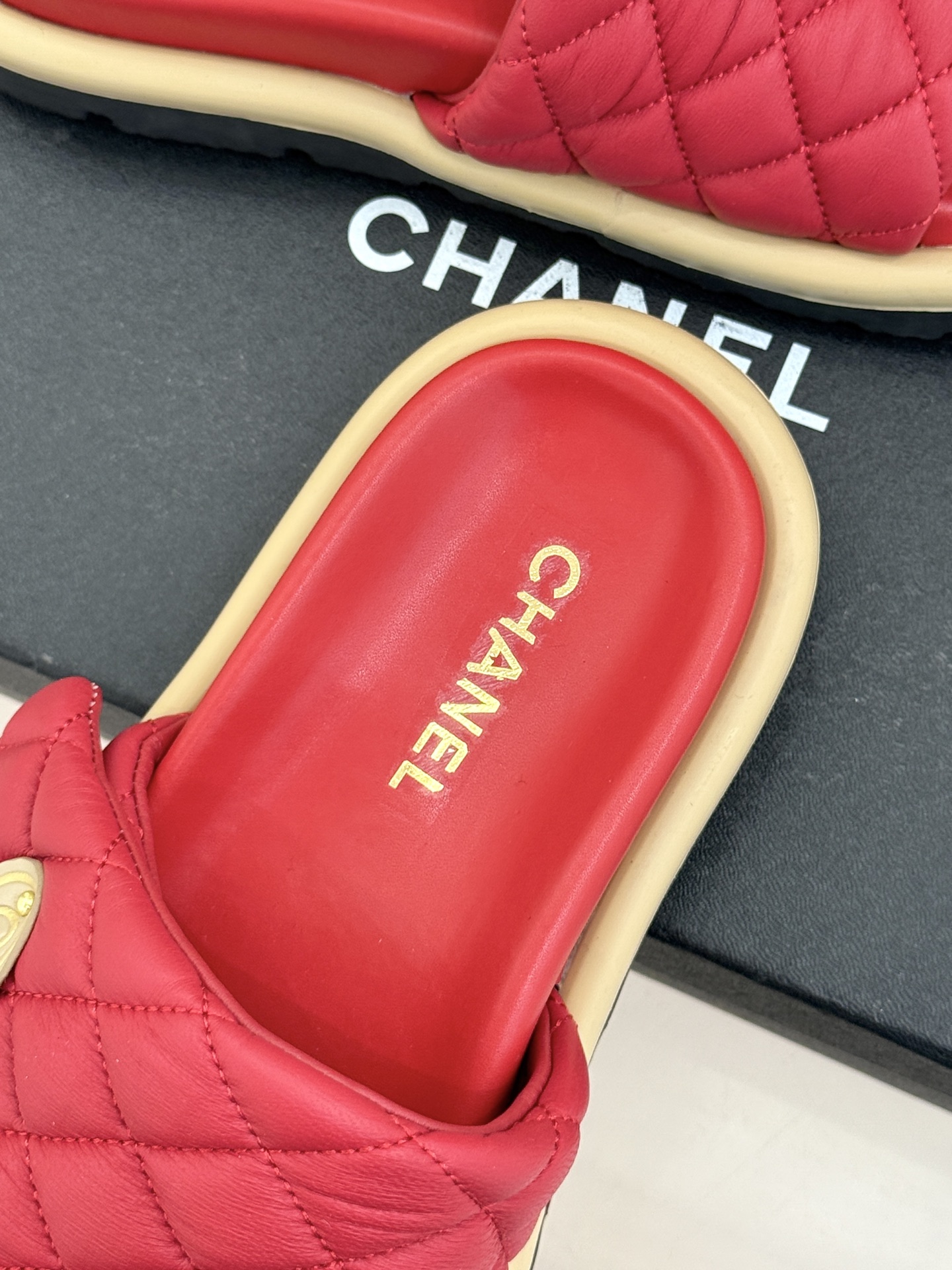 CHANE* ｜小香经典字母魔术贴菱格面包厚底懒人拖鞋懒人必备👏穿了会上瘾的拖鞋巨软巨舒服 让你摆脱一切