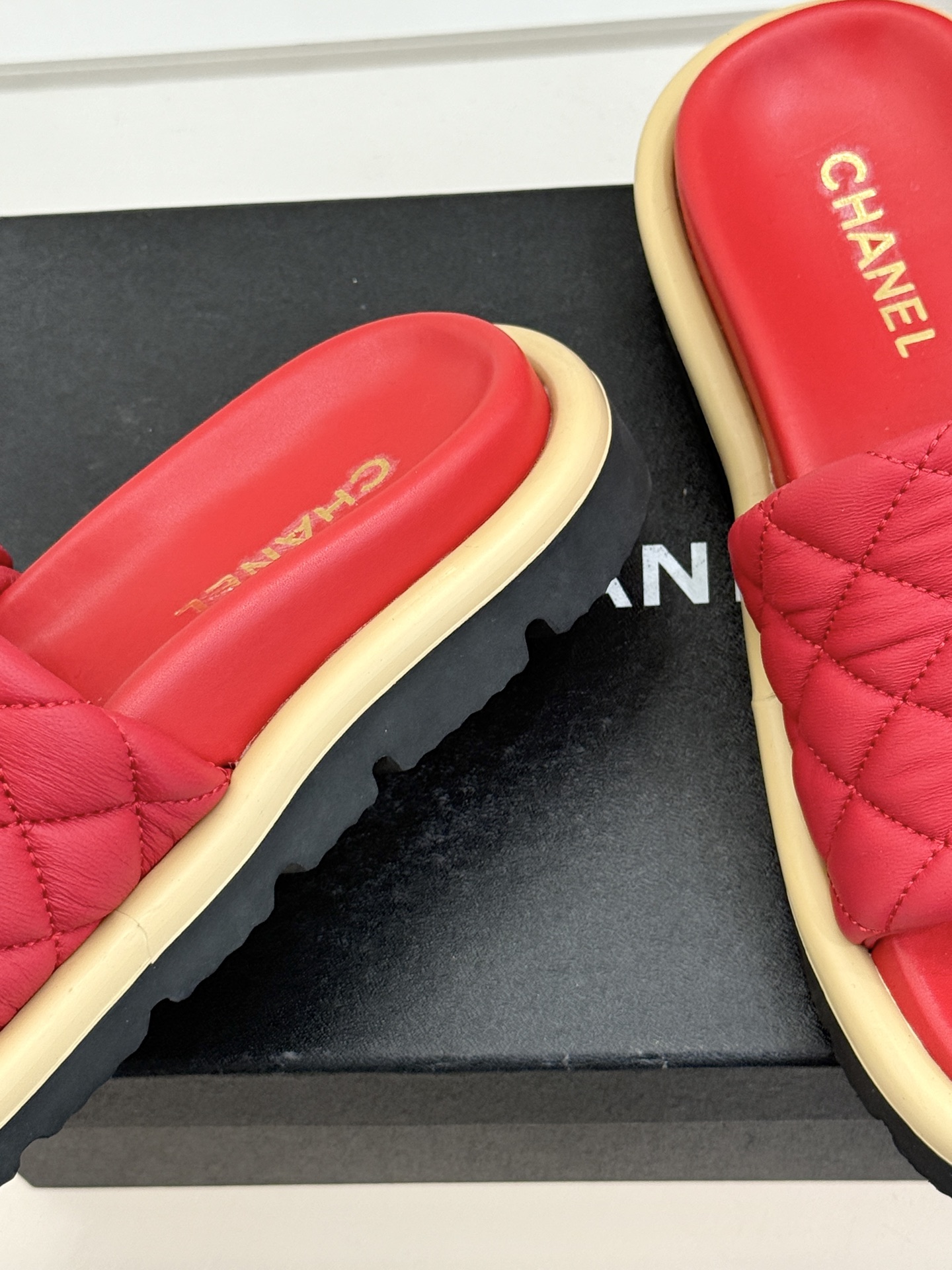 CHANE* ｜小香经典字母魔术贴菱格面包厚底懒人拖鞋懒人必备👏穿了会上瘾的拖鞋巨软巨舒服 让你摆脱一切