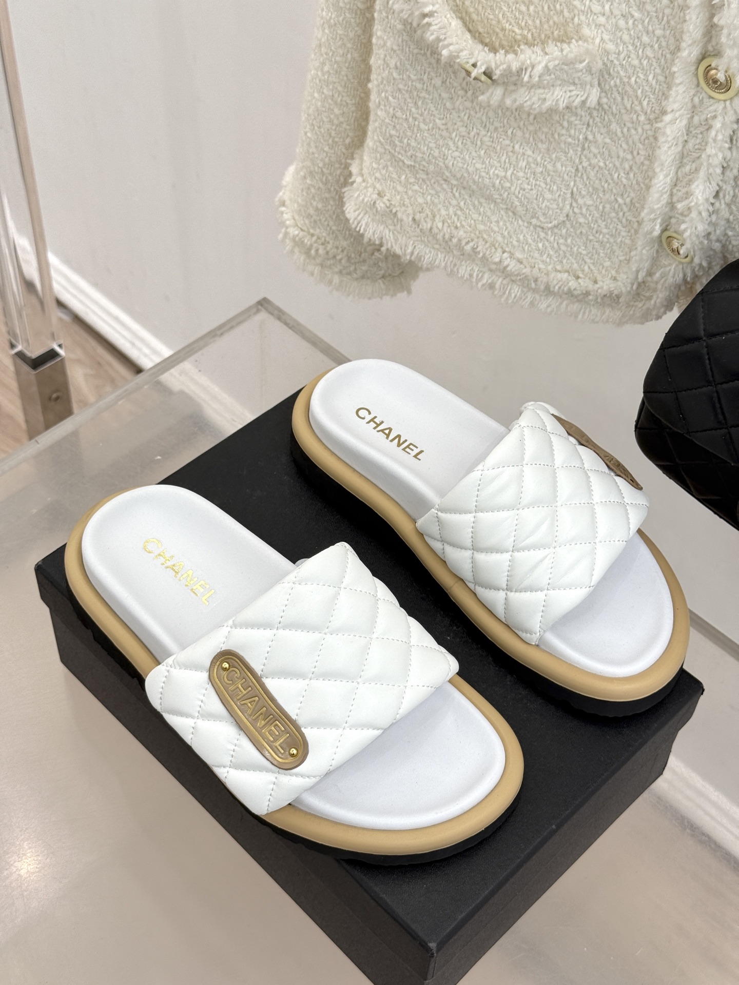 CHANE* ｜小香经典字母魔术贴菱格面包厚底懒人拖鞋懒人必备👏穿了会上瘾的拖鞋巨软巨舒服 让你摆脱一切