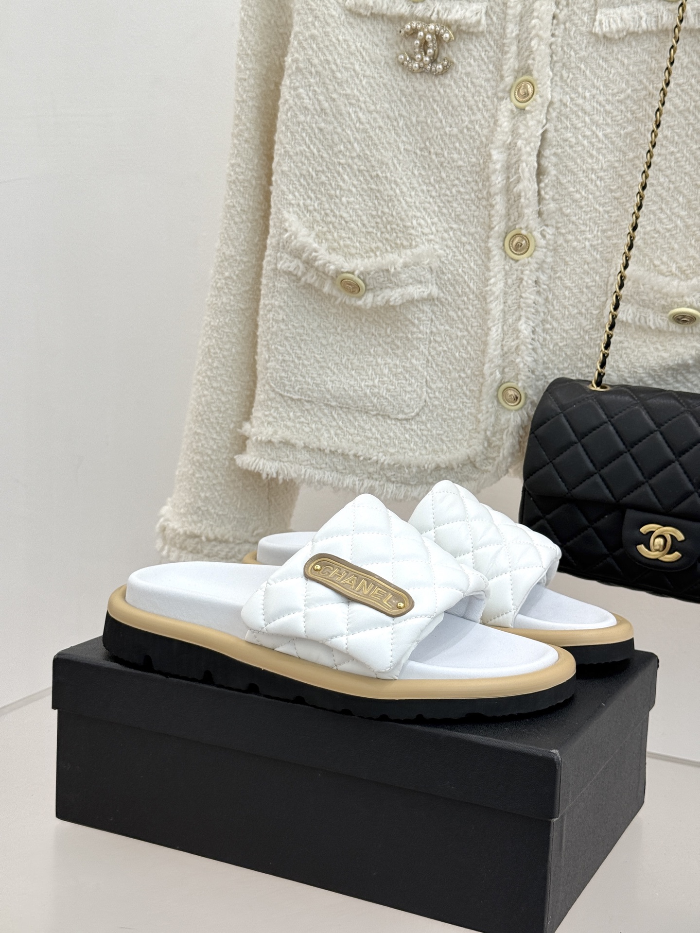 NO:760191,CHANE* ｜Xiaoxiang's classic letter Velcro rhombus thick-soled lazy slippers. A must-have for lazy people. These slippers are addictive. They are super soft and comfortable, allowing you to get rid of all the sense of restraint. The cute bread shoe shape is very friendly to babies with wide feet. The outsole has a certain thickness. It makes your legs slimmer and longer when worn. The Velcro can adjust the size at will. A must-have for fashionistas!  The upper is made of original custom-made nylon waterproof cloth. The footbed fits the sole of the foot very well. It is very comfortable to wear. The comfort is visible to the naked eye. There is no stress after running around for a day. The original open-molded foam-resistant outsole is non-slip and wear-resistant and very light. Size35-39 (40/41/42/43 customization is not returnable) No. 80920260306, slippers, chanel, slippers19860909CHANE* ｜小香经典字母魔术贴菱格 面包厚底懒人拖鞋 懒人必备穿了会上瘾的拖鞋 巨软巨舒服 让你摆脱一切的束缚感 呆萌的面包鞋型对脚宽的宝宝很友好 大底有一定的厚度 穿上巨显腿细腿长 魔术贴可随意调节大小 时髦精必备！ 鞋面采用原版定制尼龙防水布 垫脚脚床很贴合脚底 穿着非常舒服 是肉眼可见的舒适感 暴走一天无压力 原版开模耐发泡大底 防滑又耐磨 还很轻便 Size35-39（40/41/42/43定制不退换） 编号80920260306,拖鞋,chanel,slippers,Women's Shoes