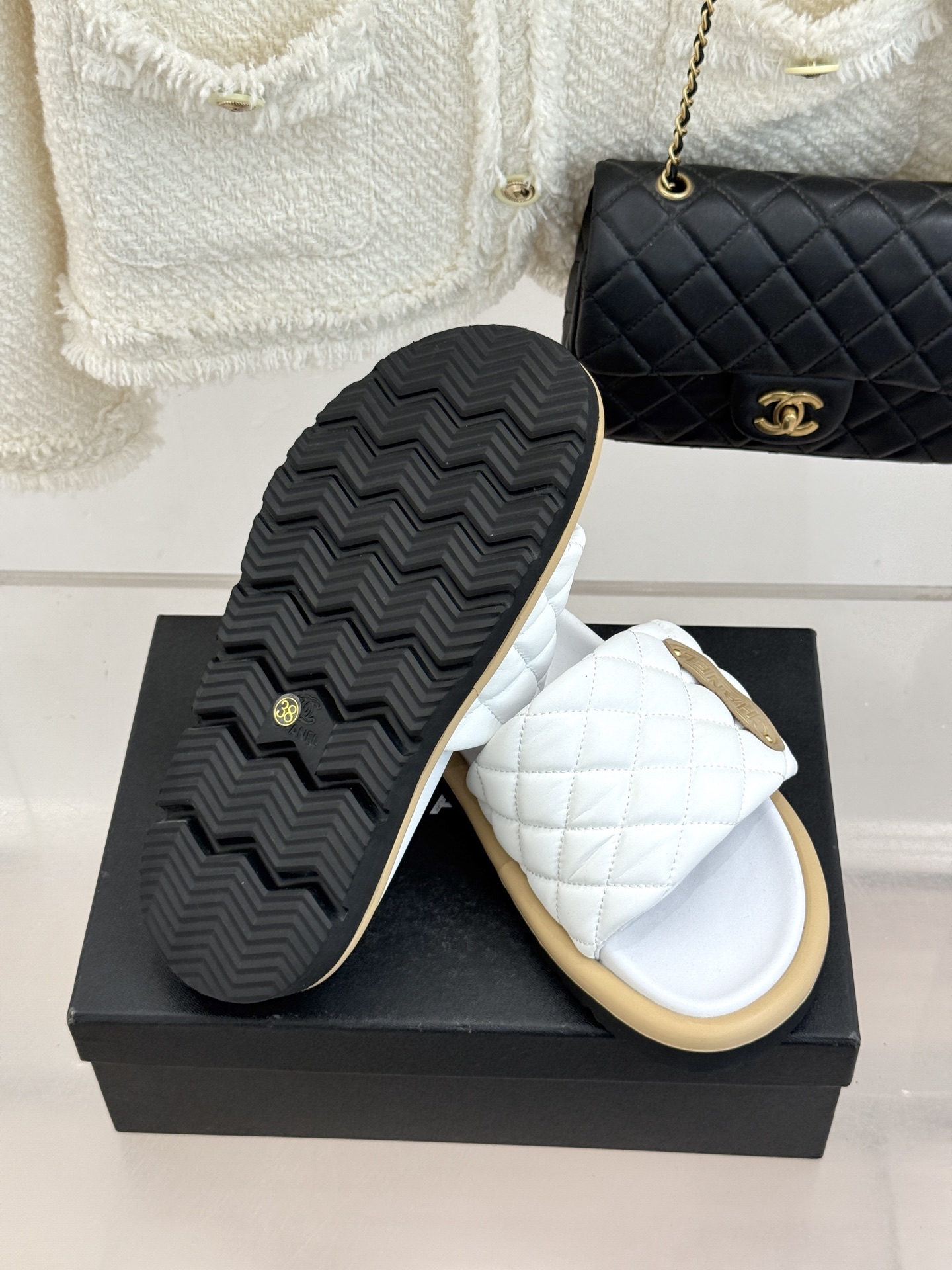 CHANE* ｜小香经典字母魔术贴菱格面包厚底懒人拖鞋懒人必备👏穿了会上瘾的拖鞋巨软巨舒服 让你摆脱一切