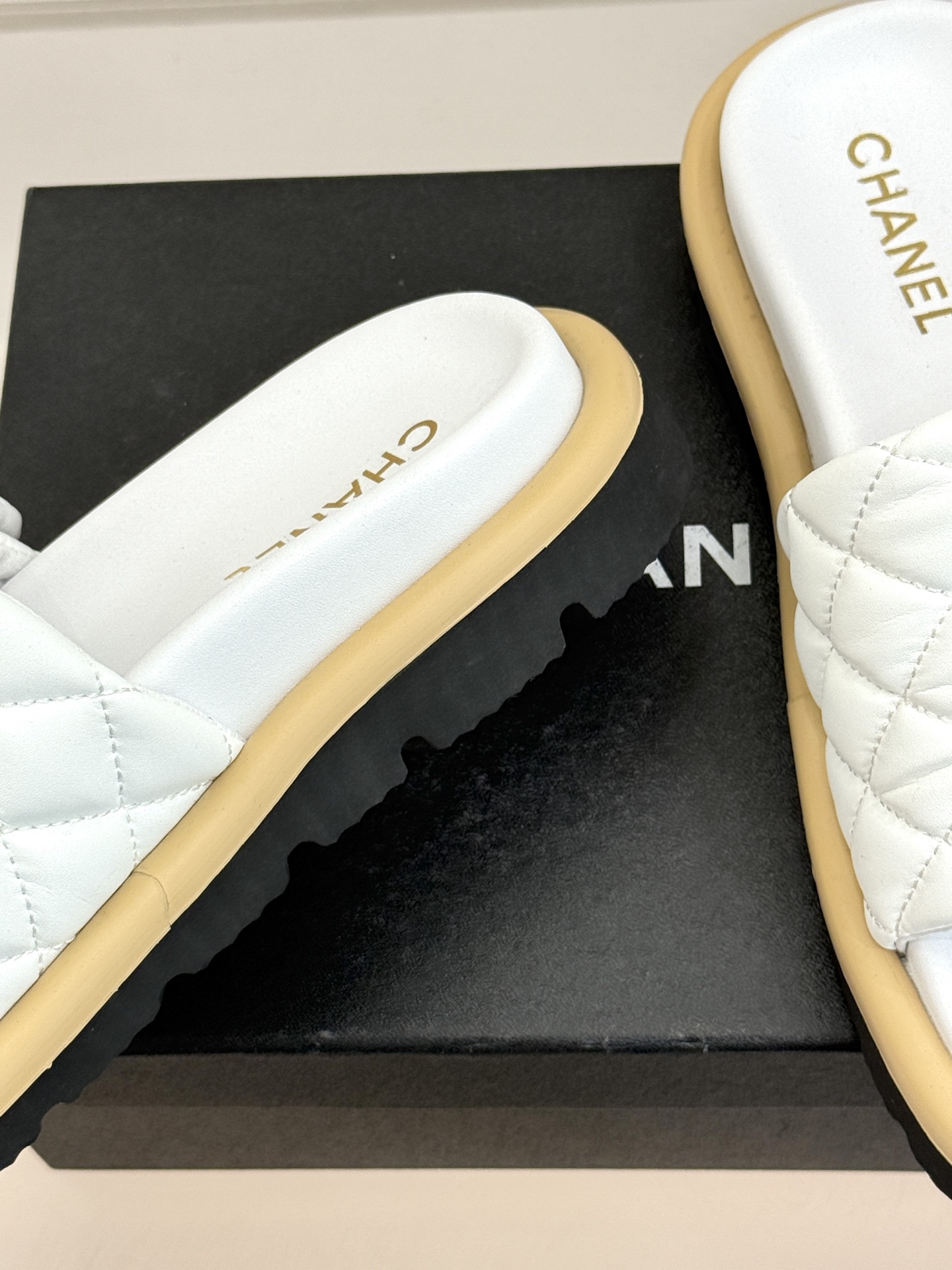 CHANE* ｜小香经典字母魔术贴菱格面包厚底懒人拖鞋懒人必备👏穿了会上瘾的拖鞋巨软巨舒服 让你摆脱一切