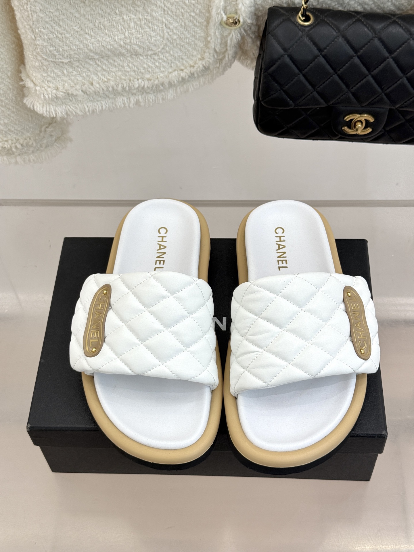 CHANE* ｜小香经典字母魔术贴菱格面包厚底懒人拖鞋懒人必备👏穿了会上瘾的拖鞋巨软巨舒服 让你摆脱一切