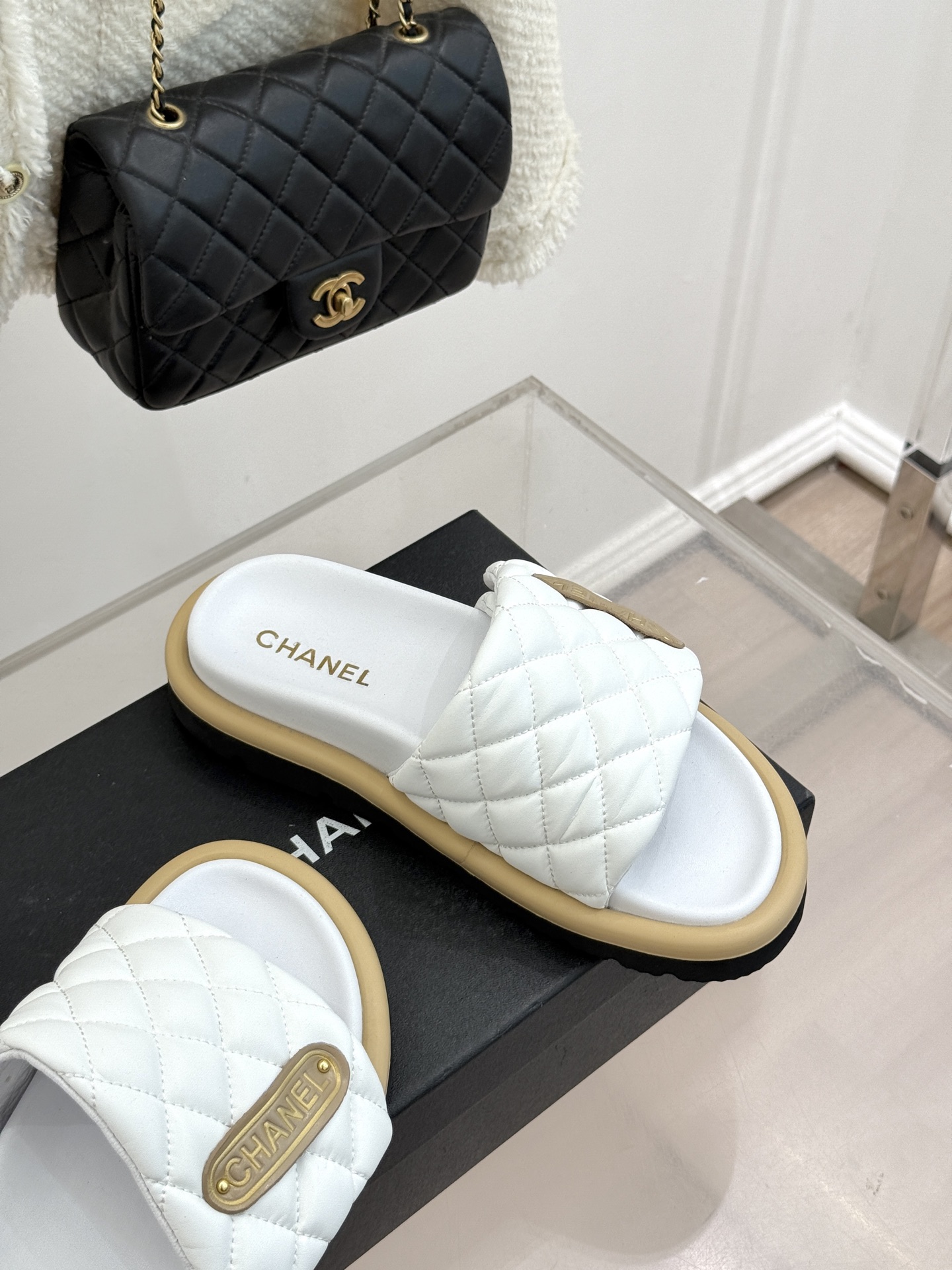 CHANE* ｜小香经典字母魔术贴菱格面包厚底懒人拖鞋懒人必备👏穿了会上瘾的拖鞋巨软巨舒服 让你摆脱一切