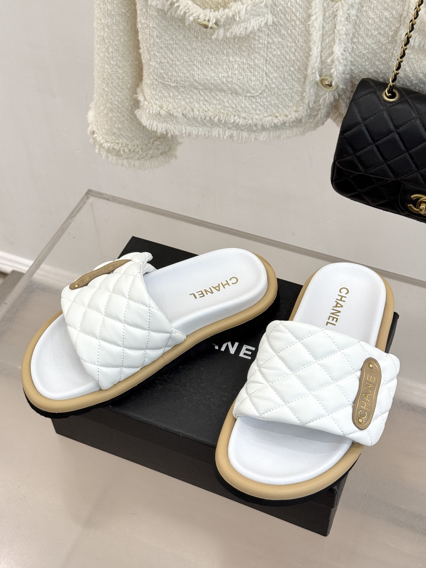 CHANE* ｜小香经典字母魔术贴菱格面包厚底懒人拖鞋懒人必备👏穿了会上瘾的拖鞋巨软巨舒服 让你摆脱一切