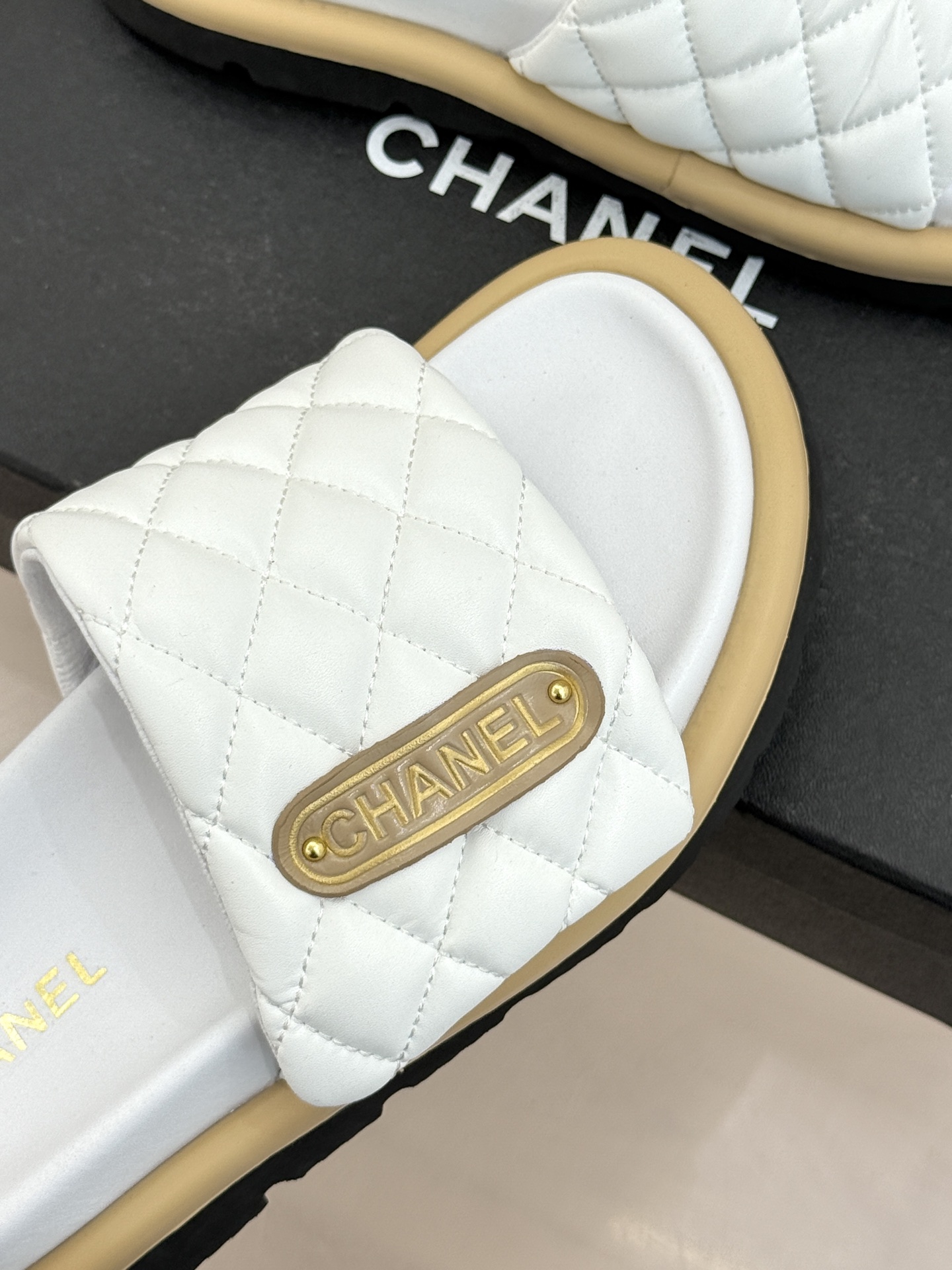 CHANE* ｜小香经典字母魔术贴菱格面包厚底懒人拖鞋懒人必备👏穿了会上瘾的拖鞋巨软巨舒服 让你摆脱一切